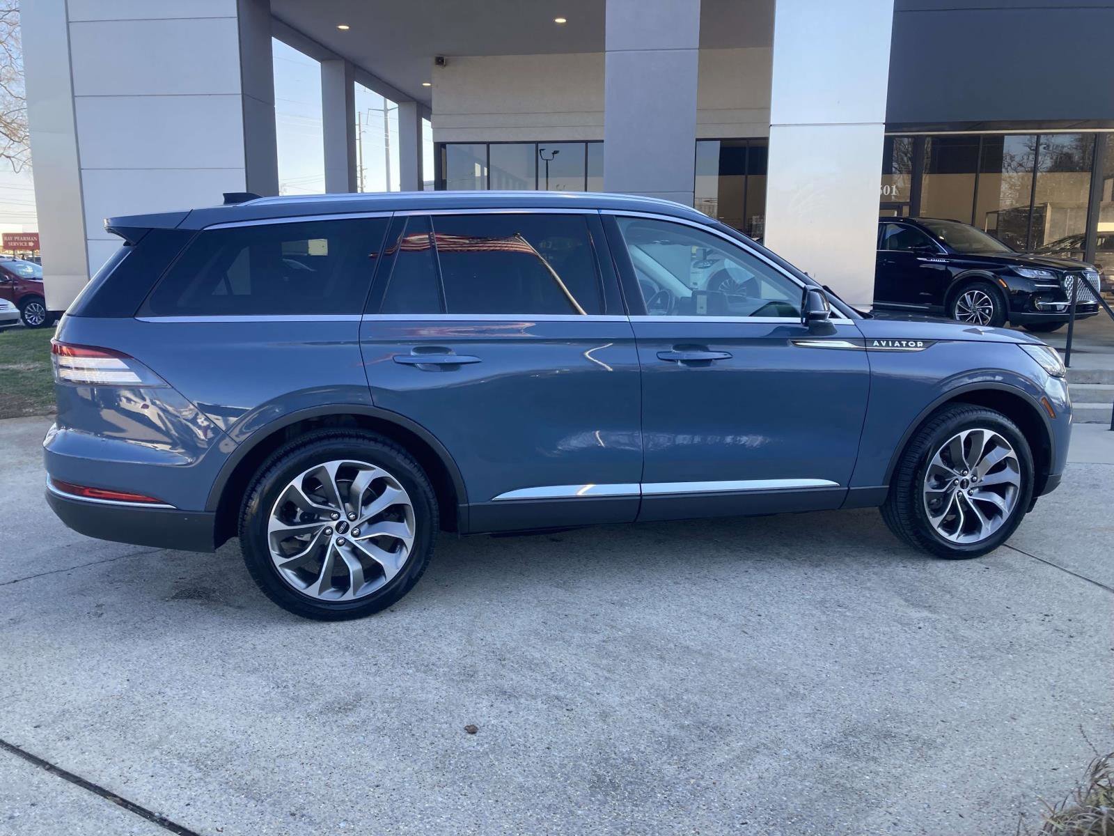 Used 2025 Lincoln Aviator Reserve w/ Luxury Package image 2