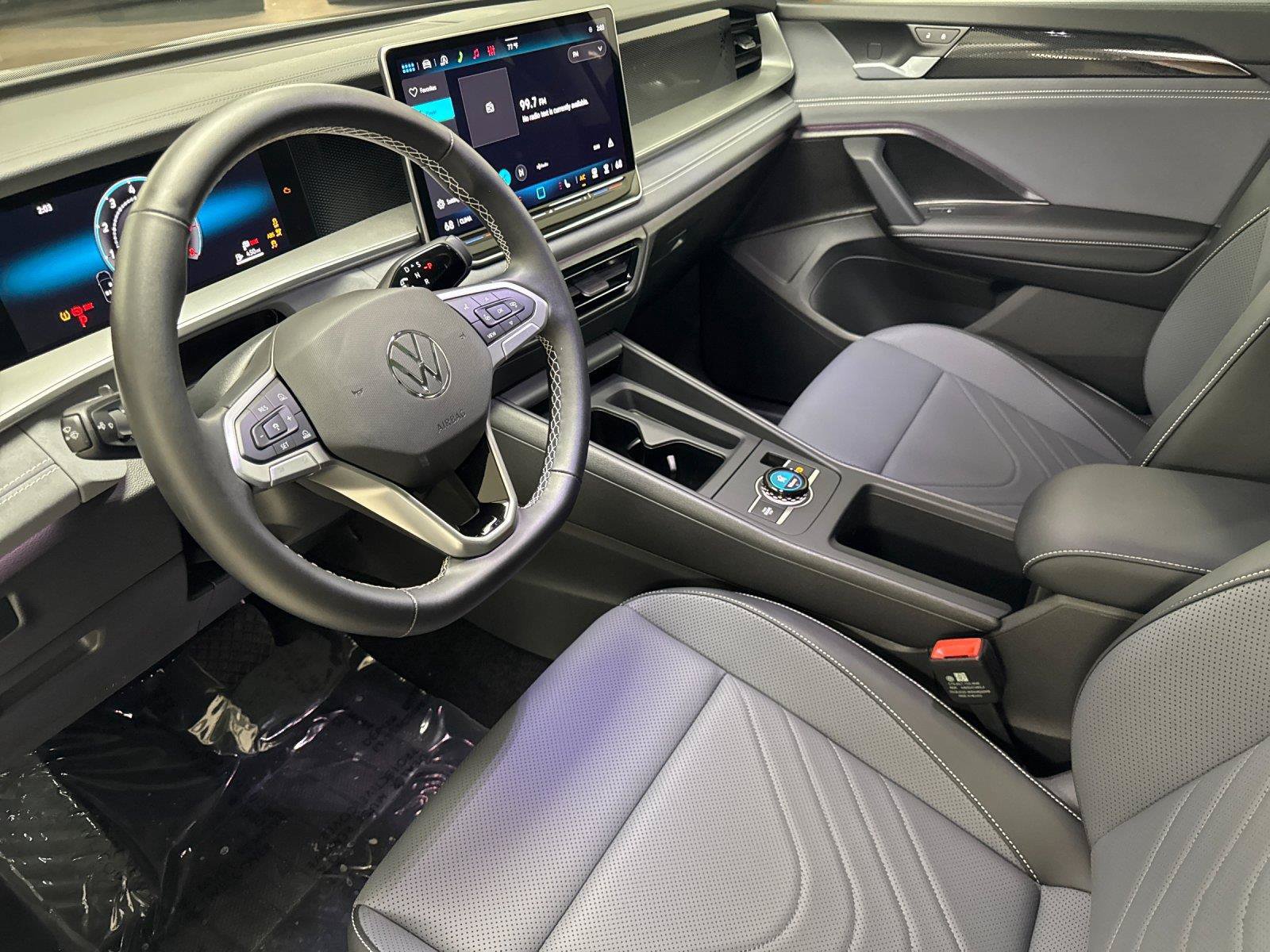 Used 2026 Volkswagen Tiguan SE w/ Panoramic Sunroof Package FWD image 9