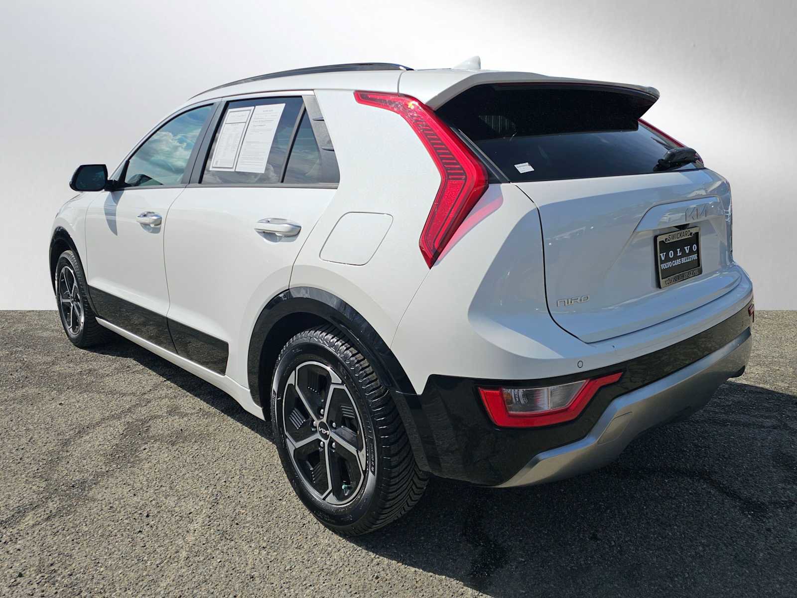 Used 2023 Kia Niro SX image 5