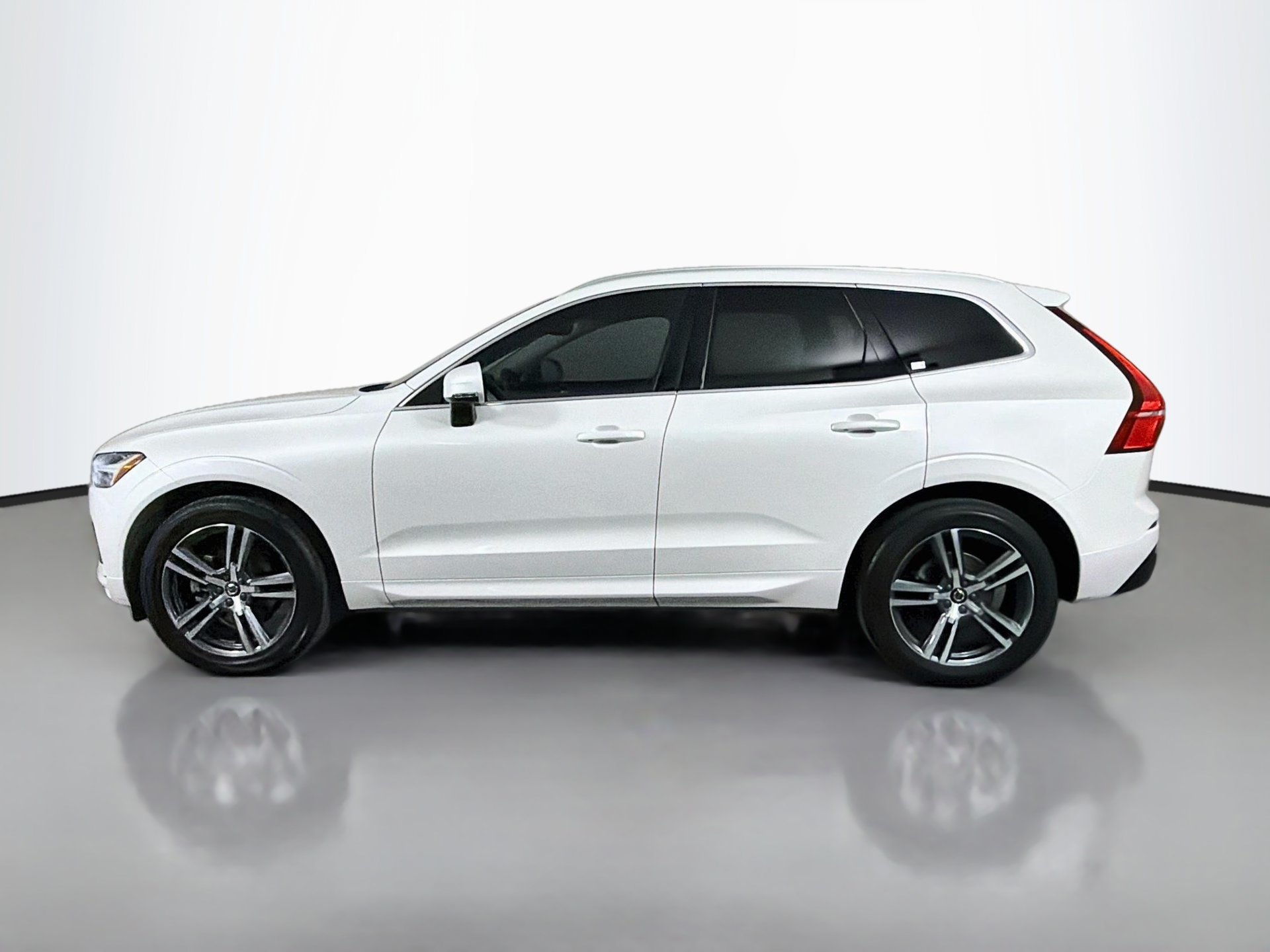 Used 2021 Volvo XC60 T5 Momentum w/ Premium Package FWD image 9