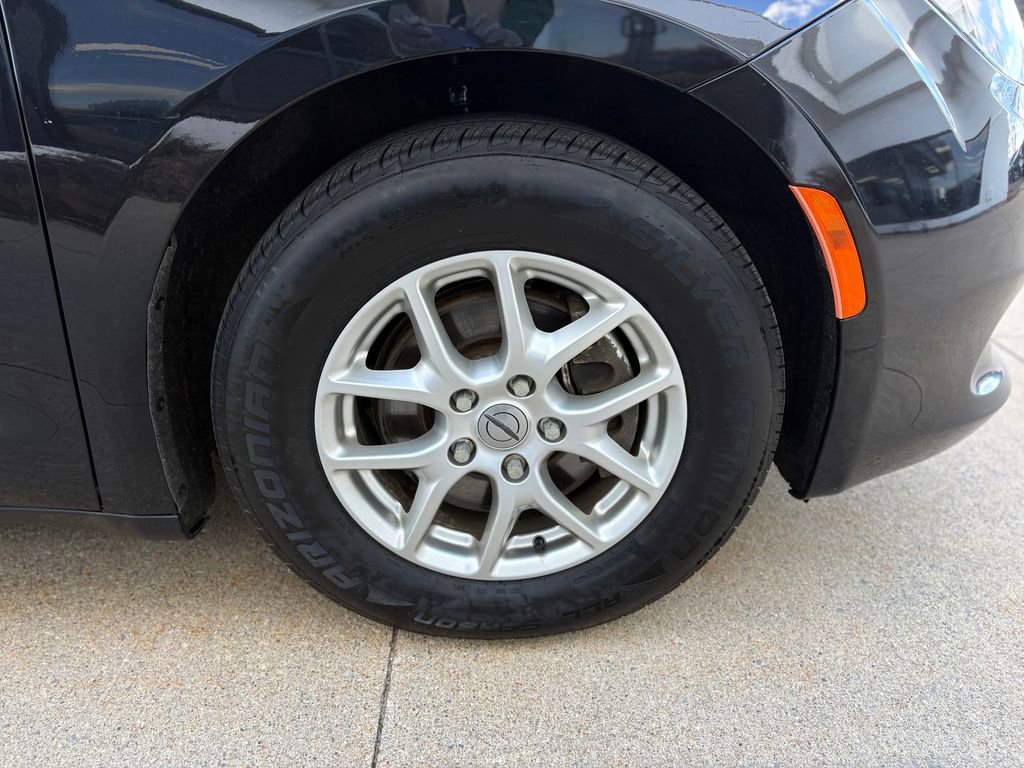 Used 2022 Chrysler Voyager LX image 28