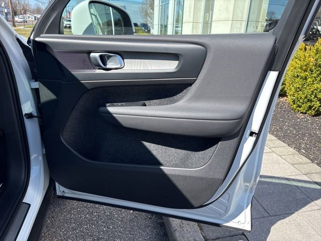 Used 2025 Volvo XC40 B5 Plus AWD/4WD image 15