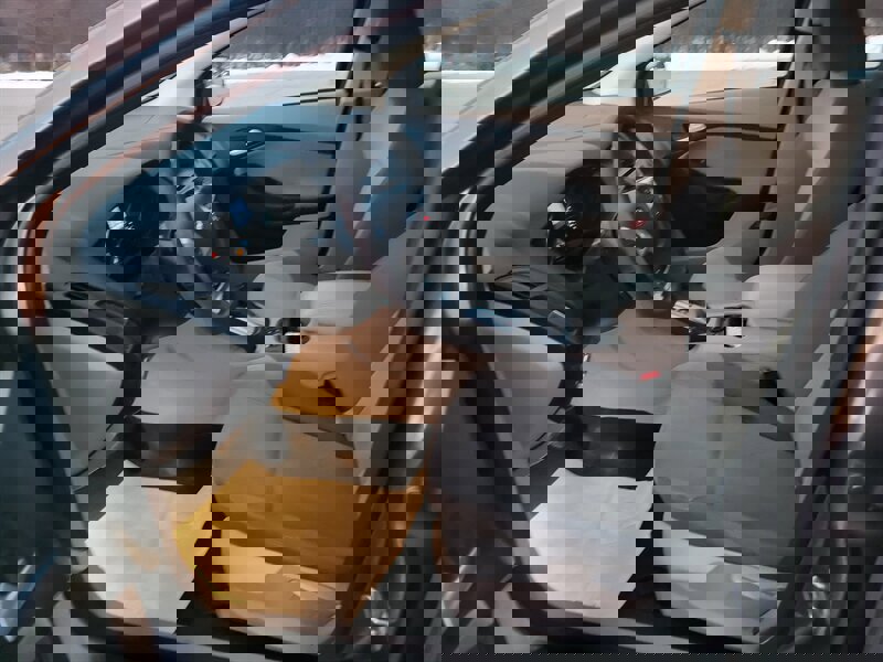 Used 2013 Ford Focus SE w/ SE Winter Pkg image 11