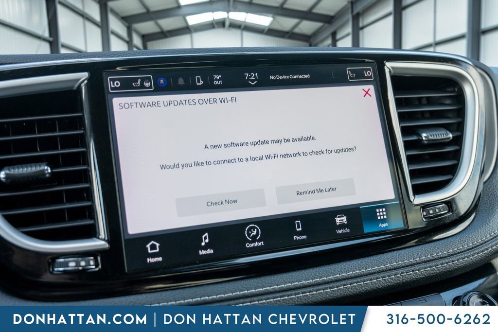 Used 2023 Chrysler Pacifica Touring-L image 9