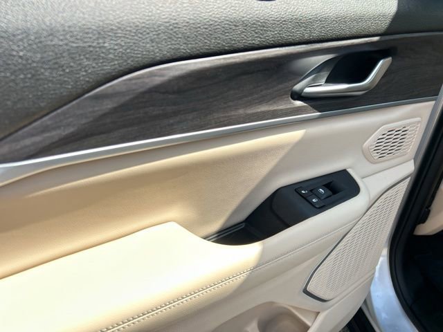 Used 2023 Jeep Grand Cherokee Limited w/ Luxury Tech Group II image 23