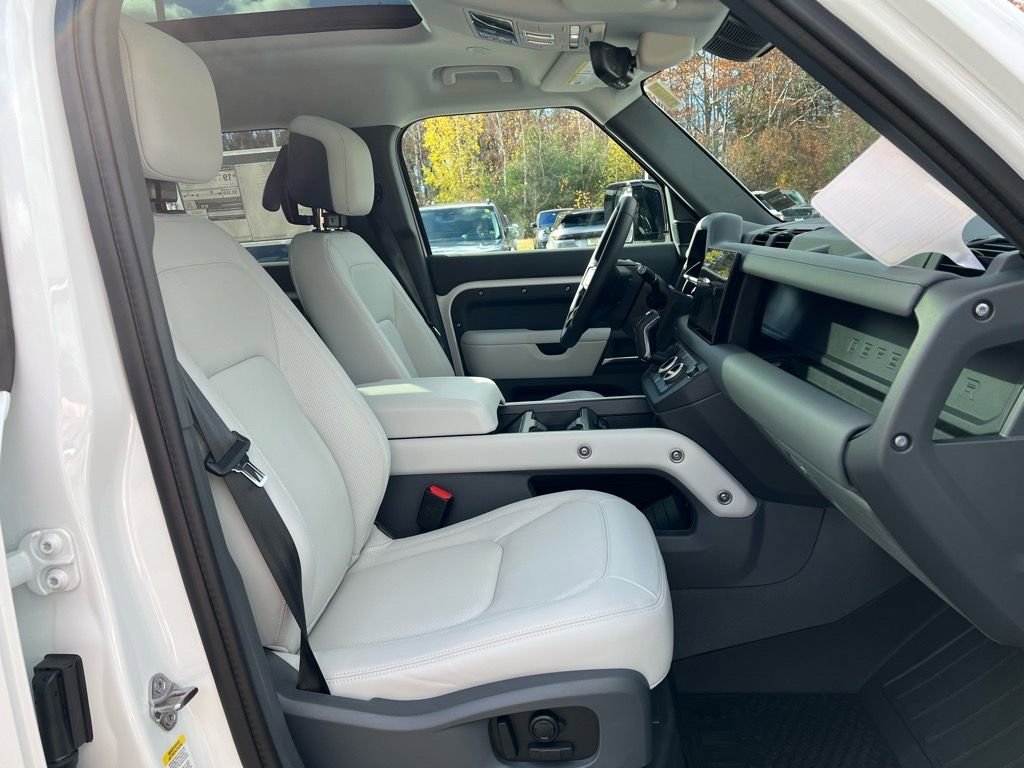 New 2025 Land Rover Defender 110 X-Dynamic SE image 31