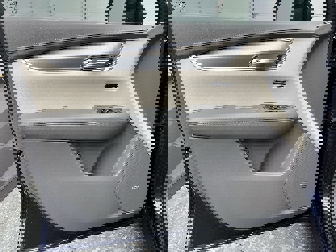 Used 2018 Cadillac XT5 Luxury w/ Driver Awareness Package image 7