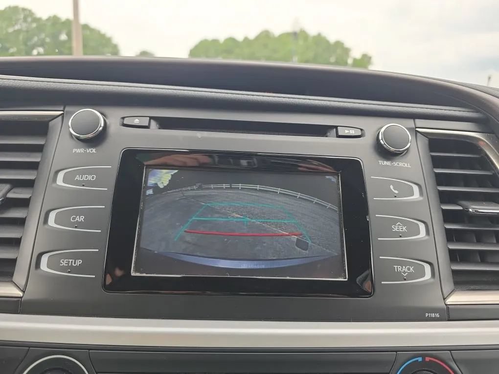 Used 2019 Toyota Highlander LE AWD/4WD image 28
