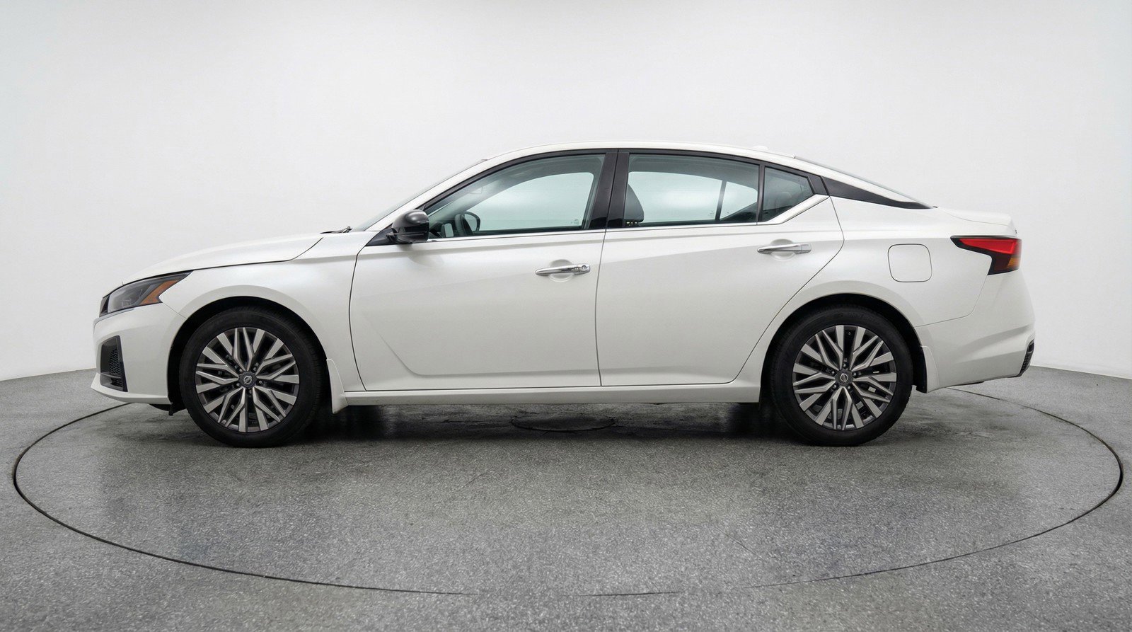 Used 2025 Nissan Altima 2.5 SV FWD image 5