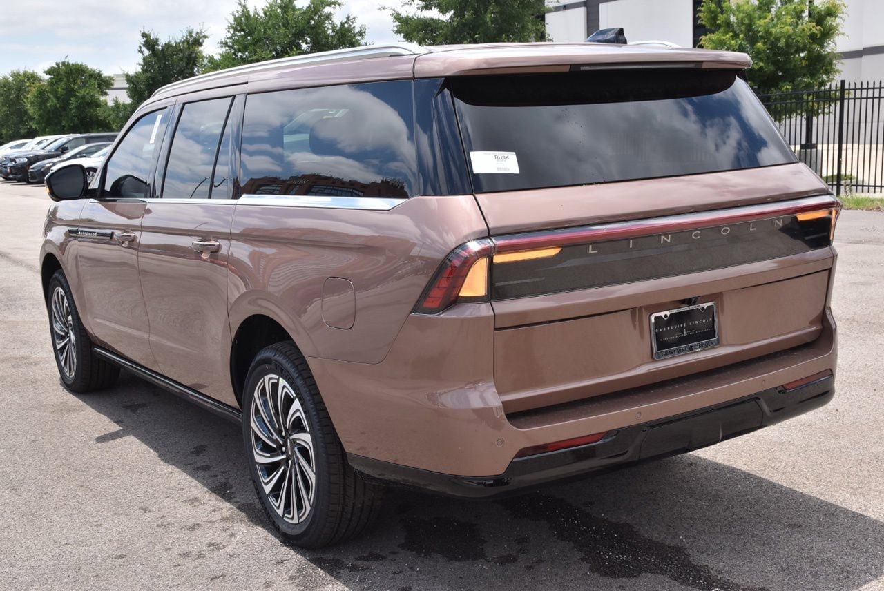 New 2026 Lincoln Navigator L Black Label AWD/4WD image 9