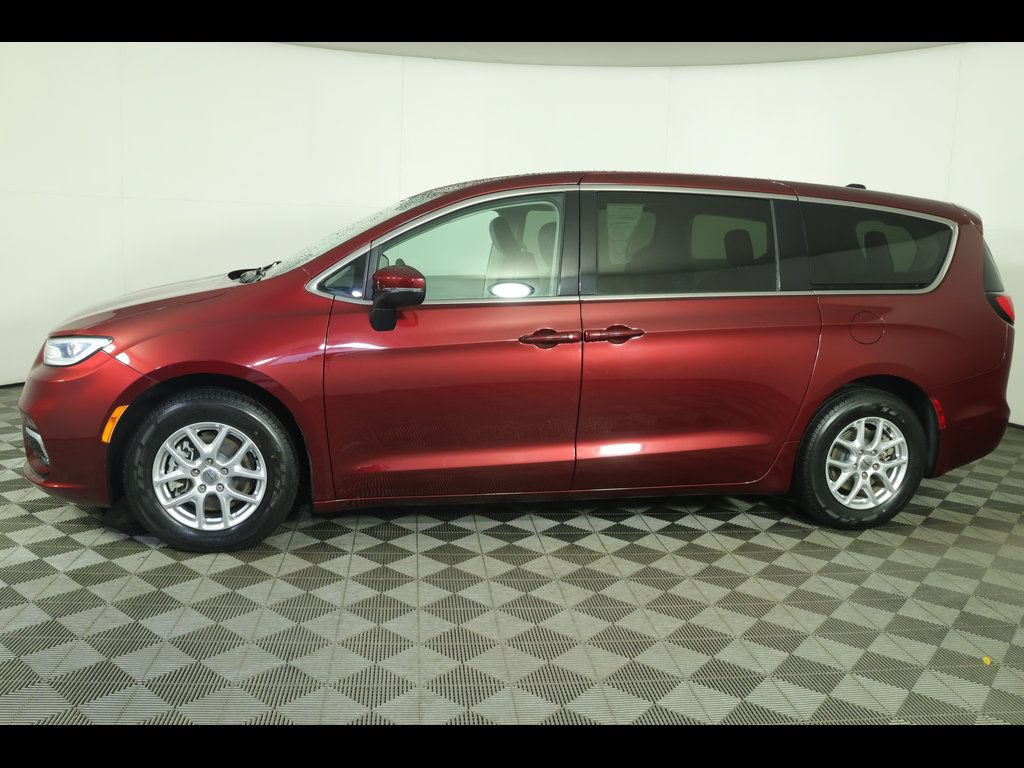 Used 2023 Chrysler Pacifica Touring-L FWD image 14