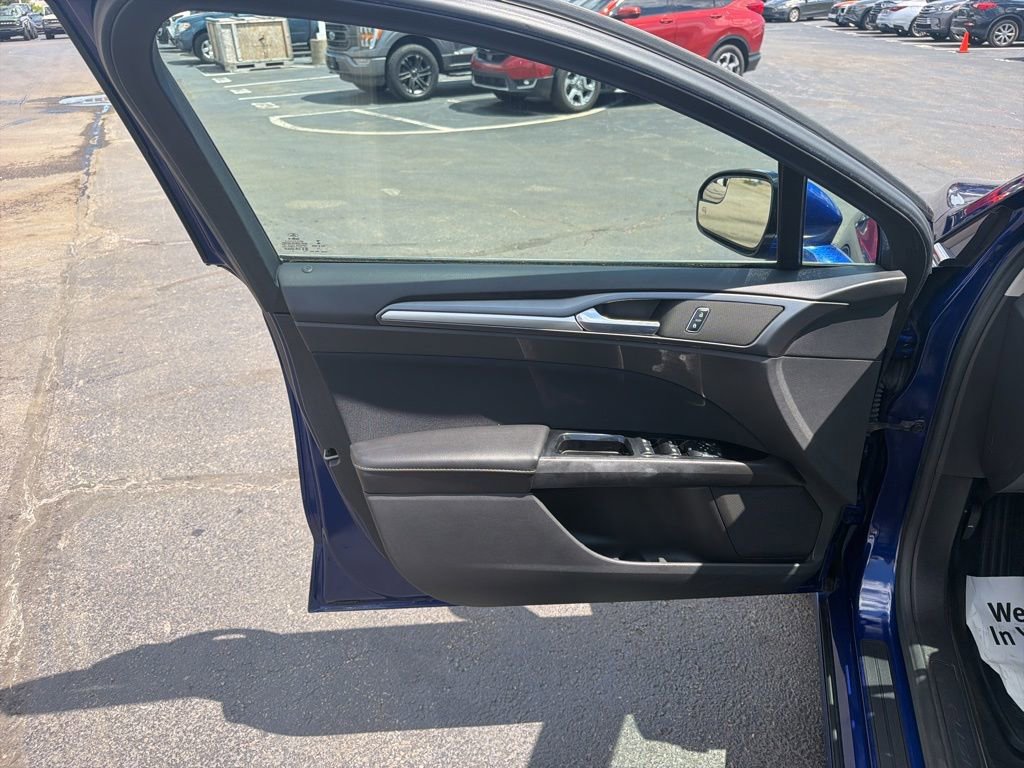 Used 2015 Ford Fusion SE FWD image 18
