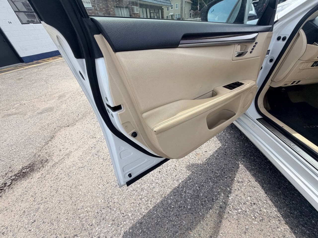 Used 2014 Lexus ES 350 w/ Luxury Package FWD image 29
