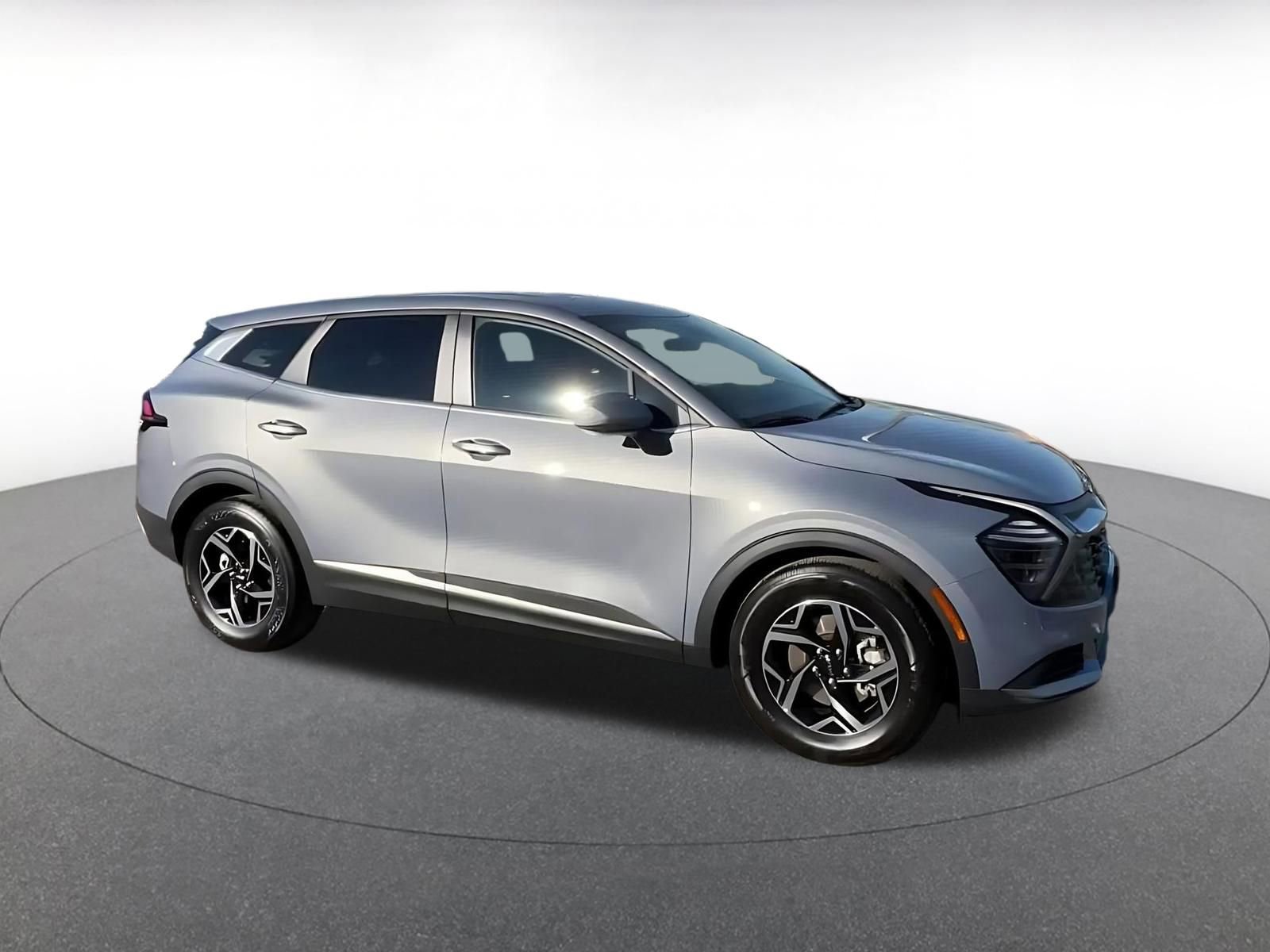 Used 2025 Kia Sportage LX image 2