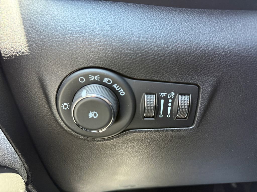 Used 2023 Jeep Compass Latitude AWD/4WD image 11