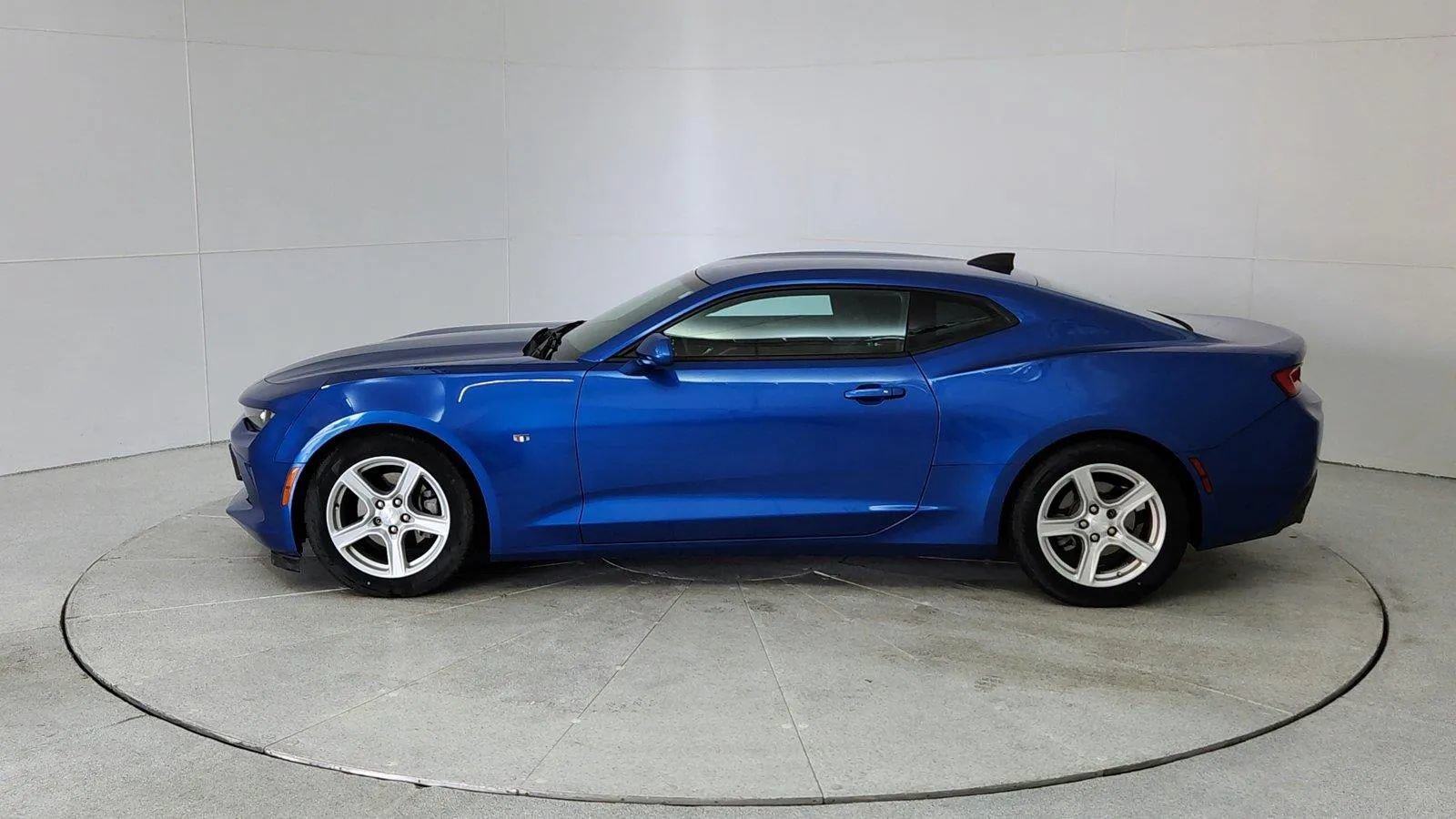 Used 2017 Chevrolet Camaro LT w/ Technology Package RWD image 4