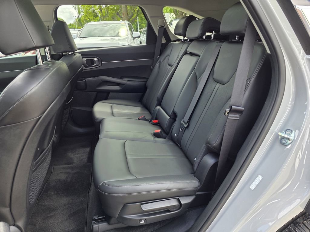 Used 2025 Kia Sorento S w/ Panoramic Sunroof Package image 15