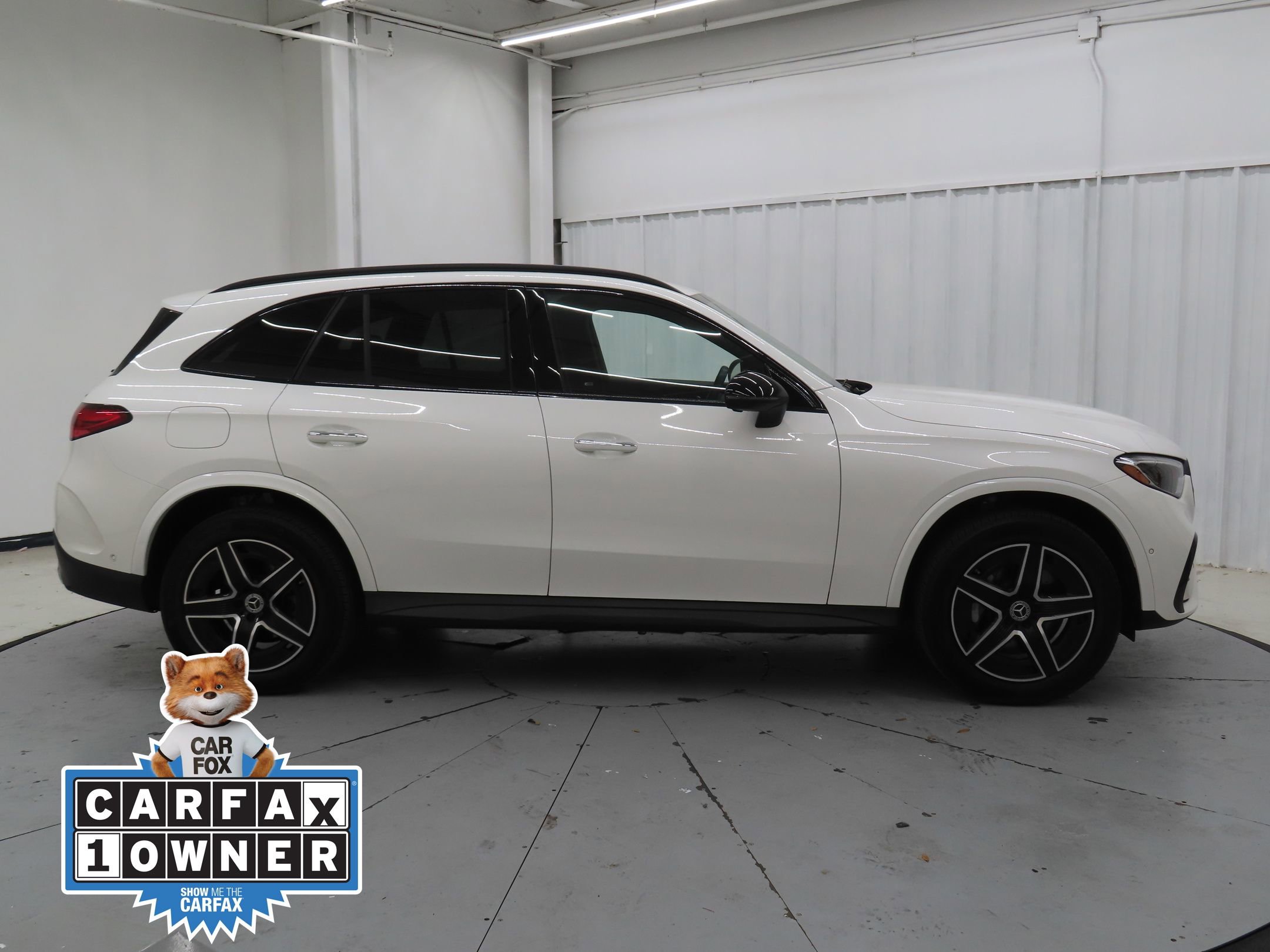Used 2025 Mercedes-Benz GLC 300 4MATIC w/ AMG Line image 2