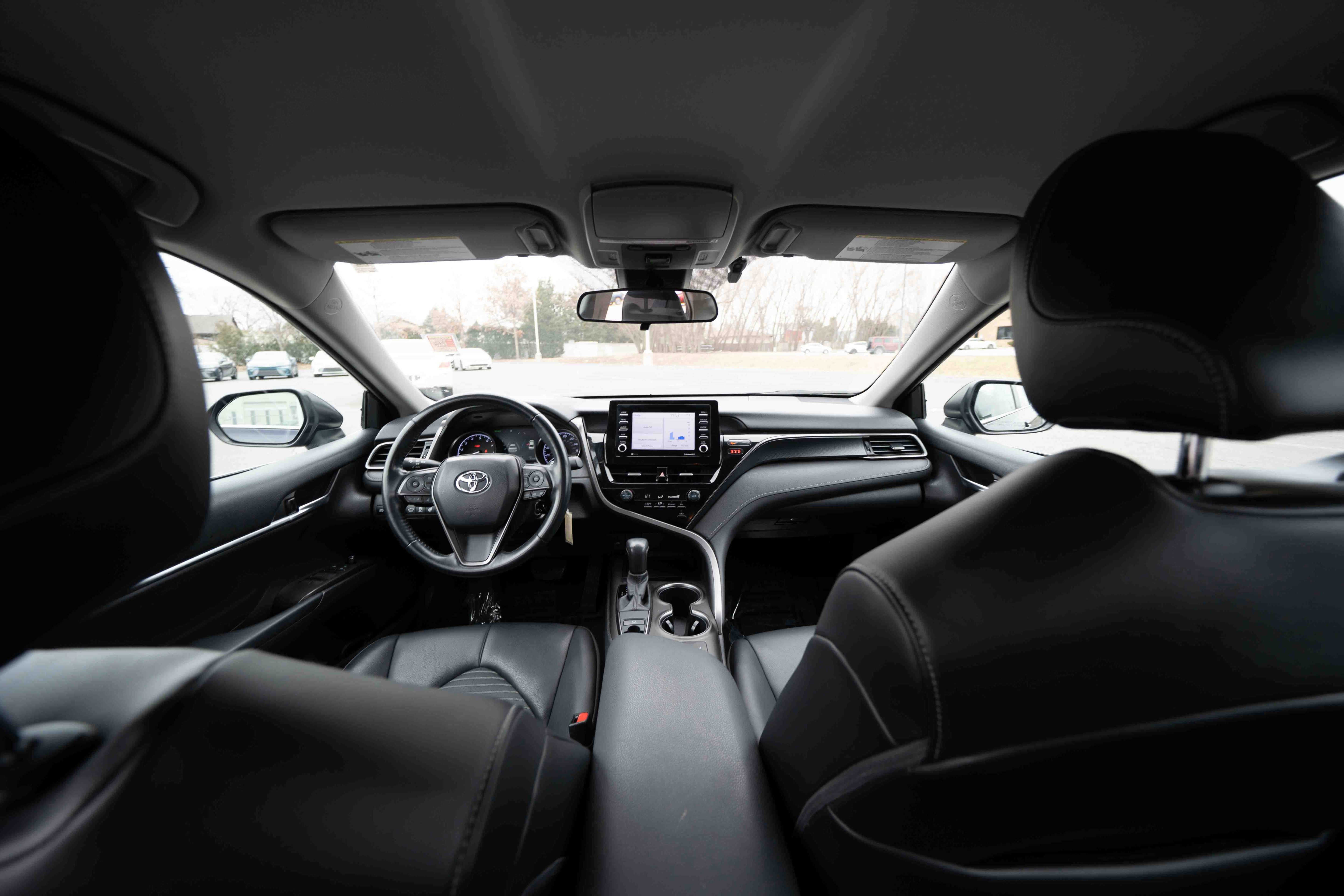 Used 2021 Toyota Camry SE w/ Cold Weather Package image 19