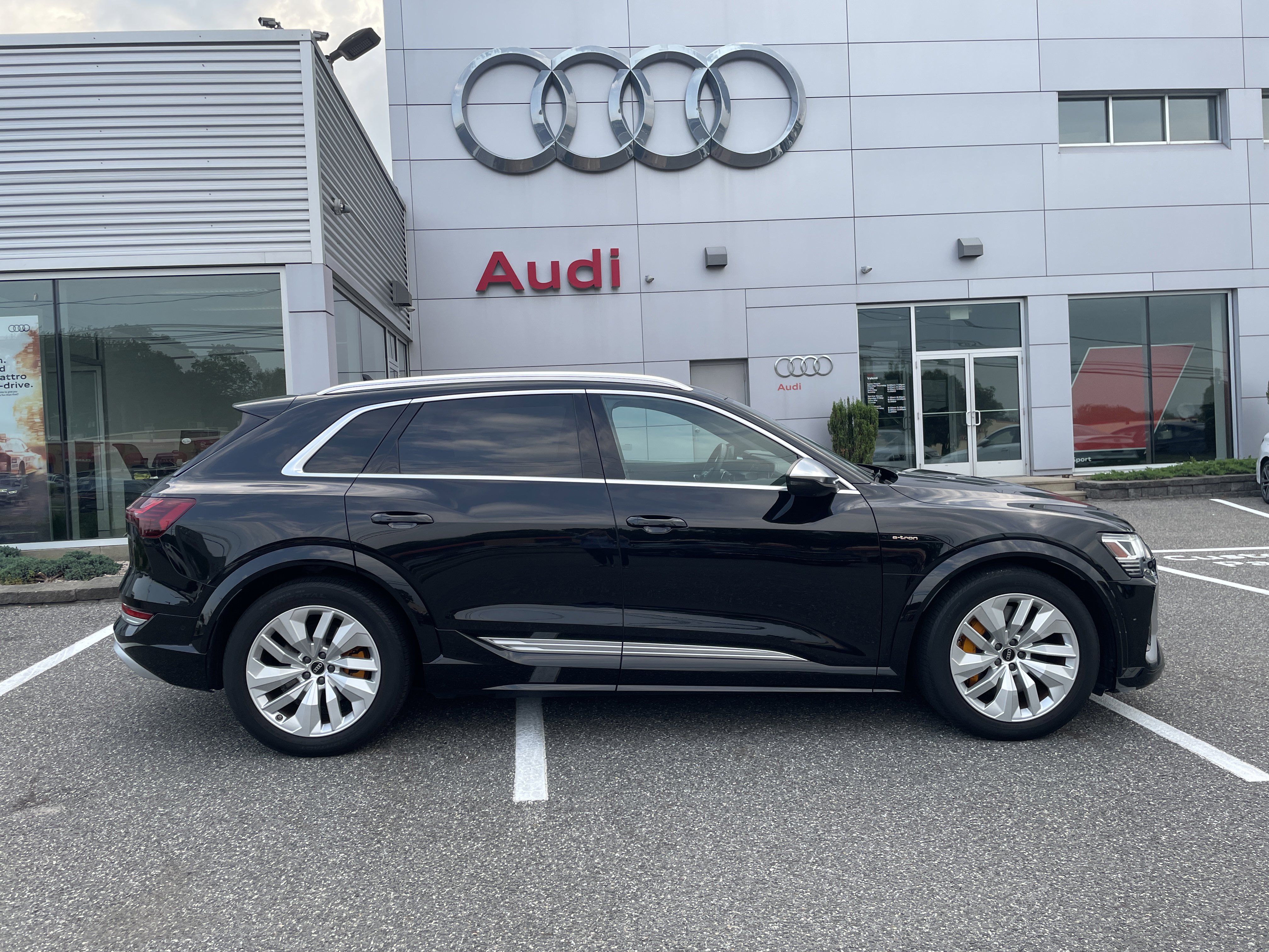 Certified 2022 Audi e-tron S Premium Plus image 3