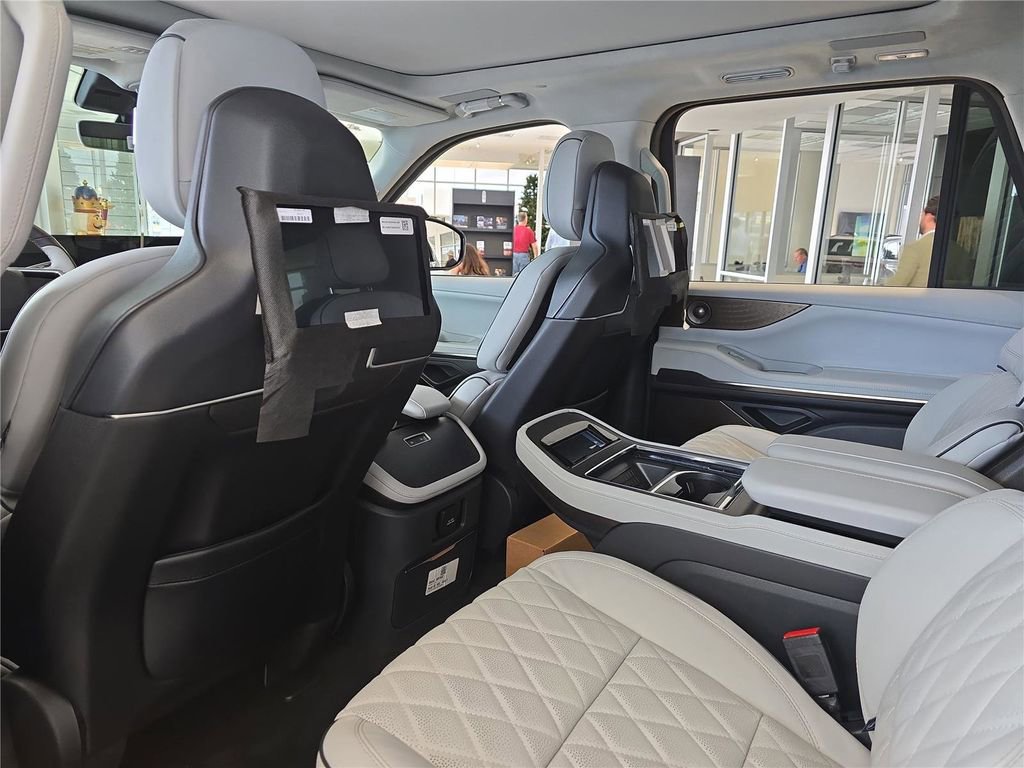 New 2025 Lincoln Navigator L Black Label w/ Black Label Special Edition image 11