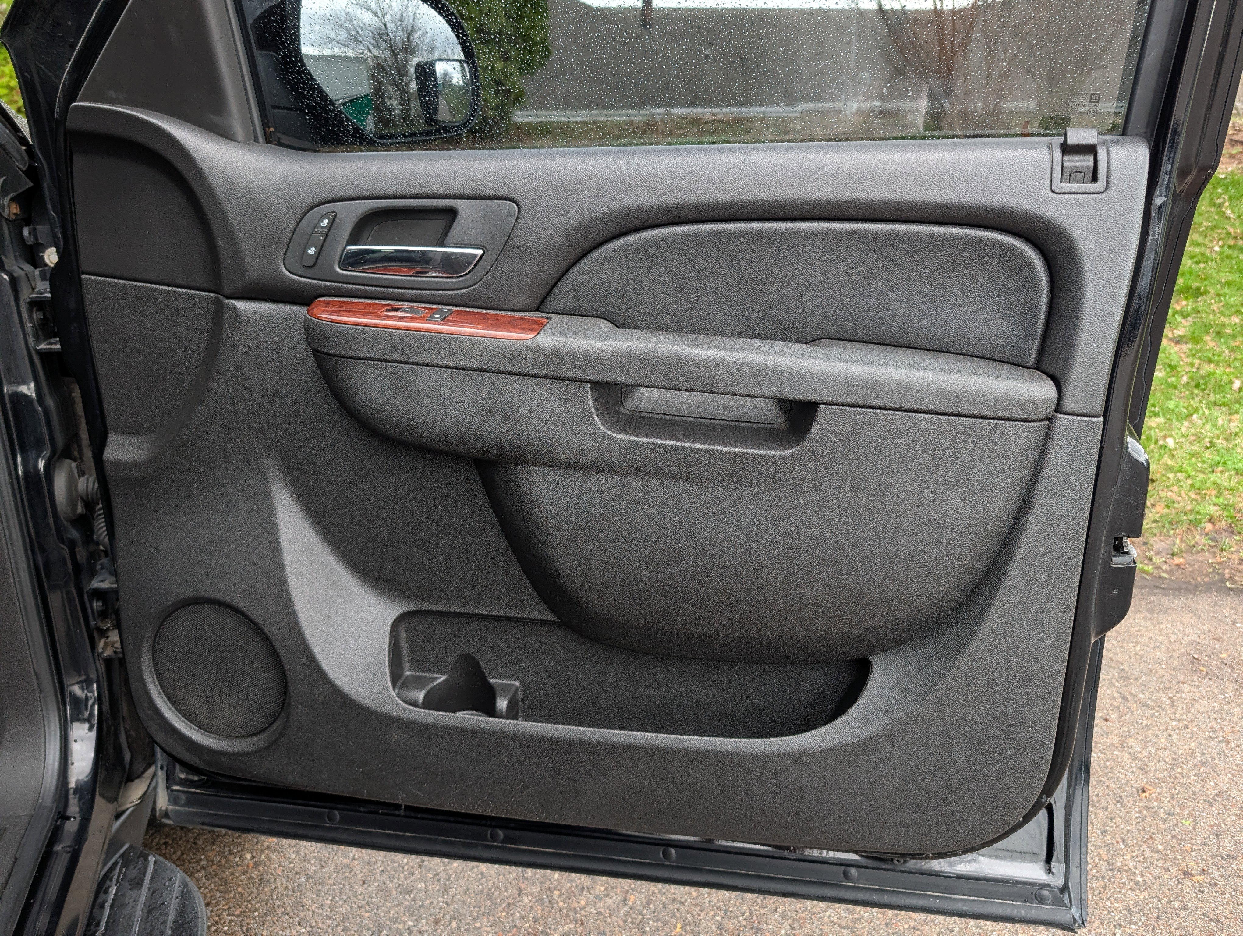 Used 2011 Chevrolet Suburban LT image 30