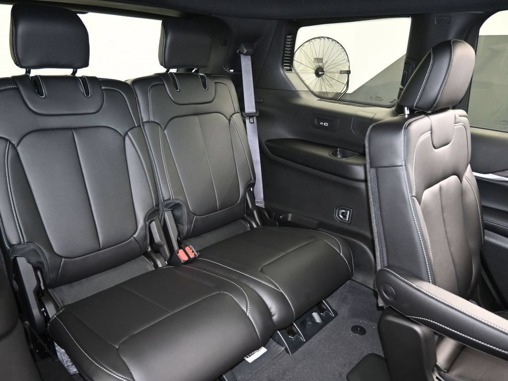 Used 2025 Jeep Grand Cherokee L Limited RWD image 39
