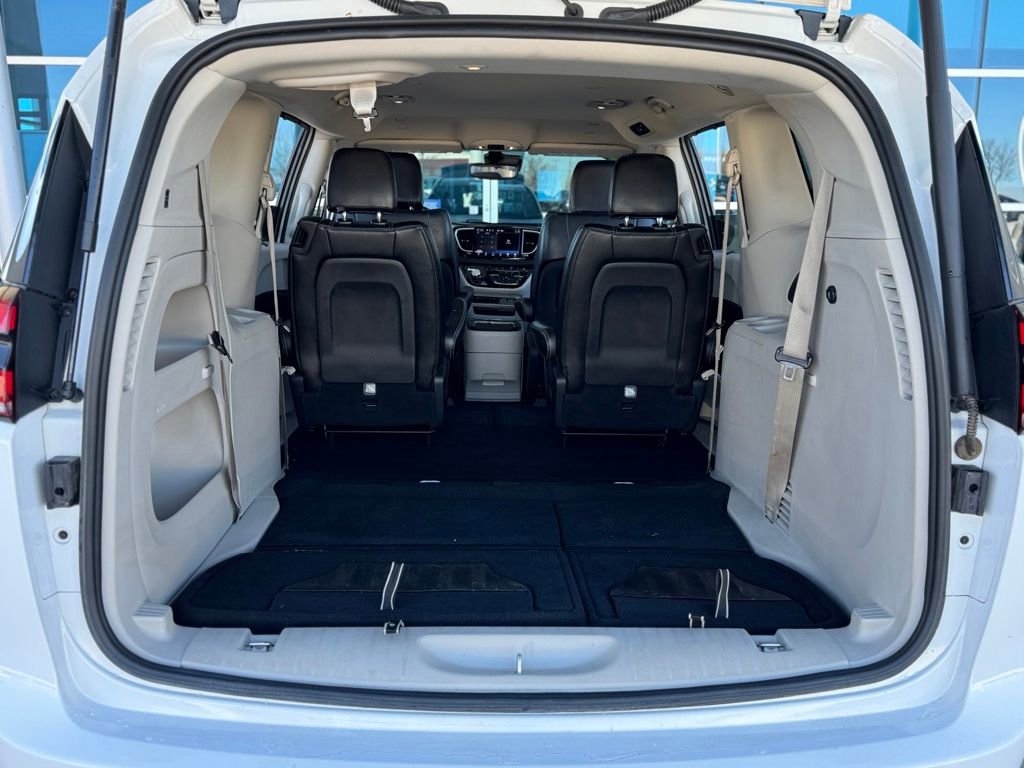 Used 2023 Chrysler Pacifica Touring-L image 31