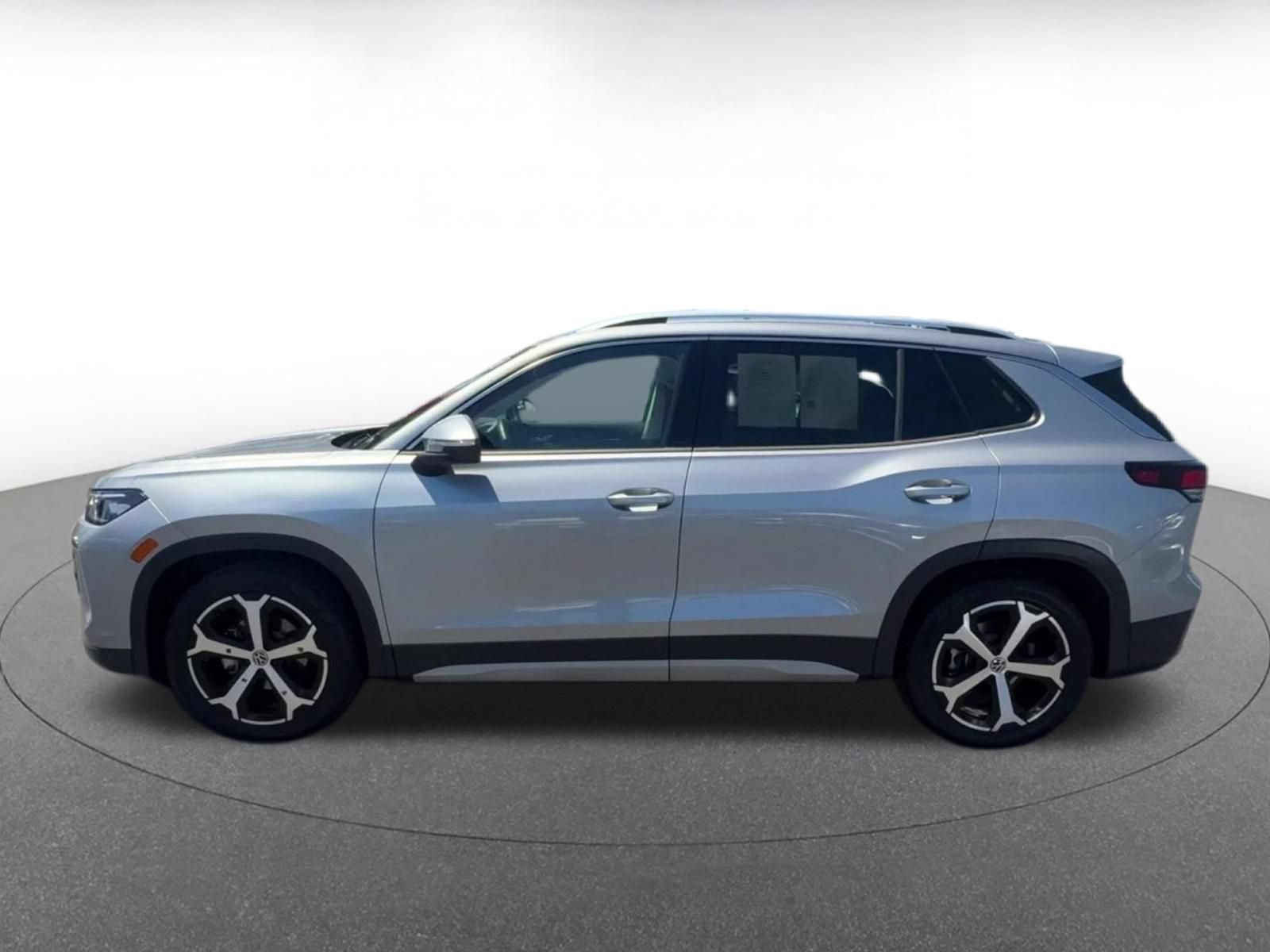 Used 2026 Volkswagen Tiguan SE FWD image 9