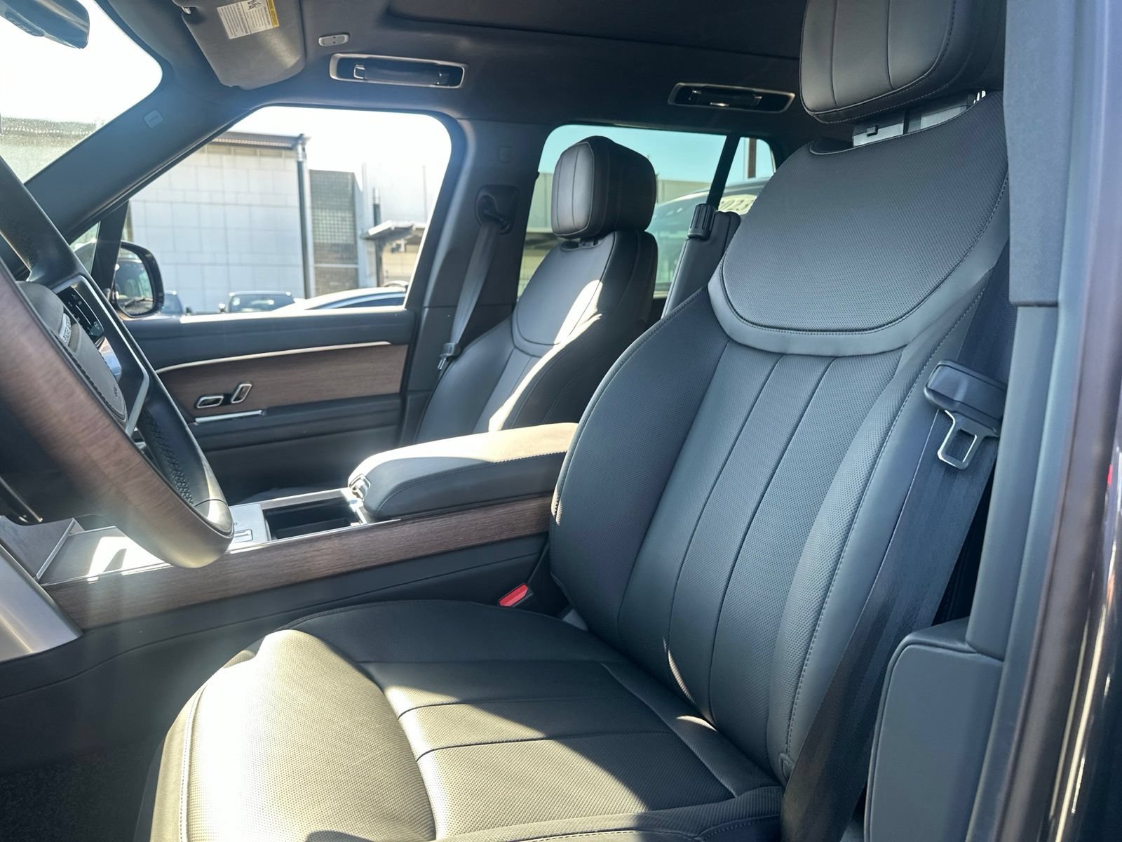 Certified 2025 Land Rover Range Rover SE AWD/4WD image 14