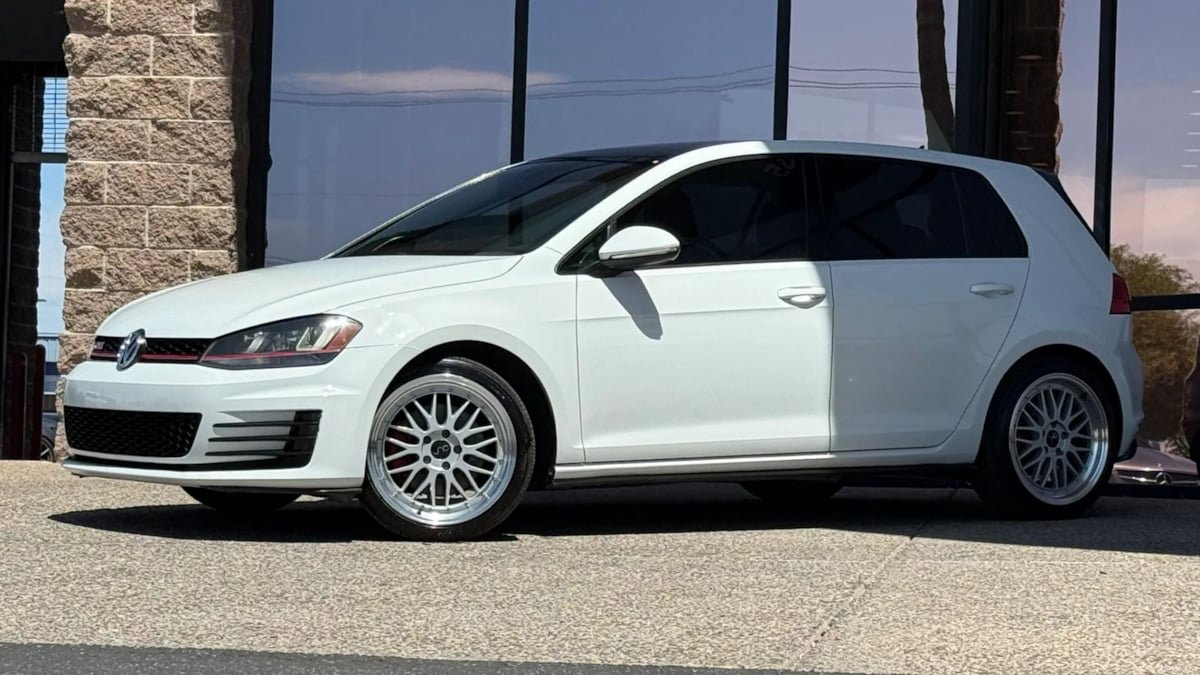 Used 2016 Volkswagen GTI SE w/ Lighting Package (SEL) FWD image 3