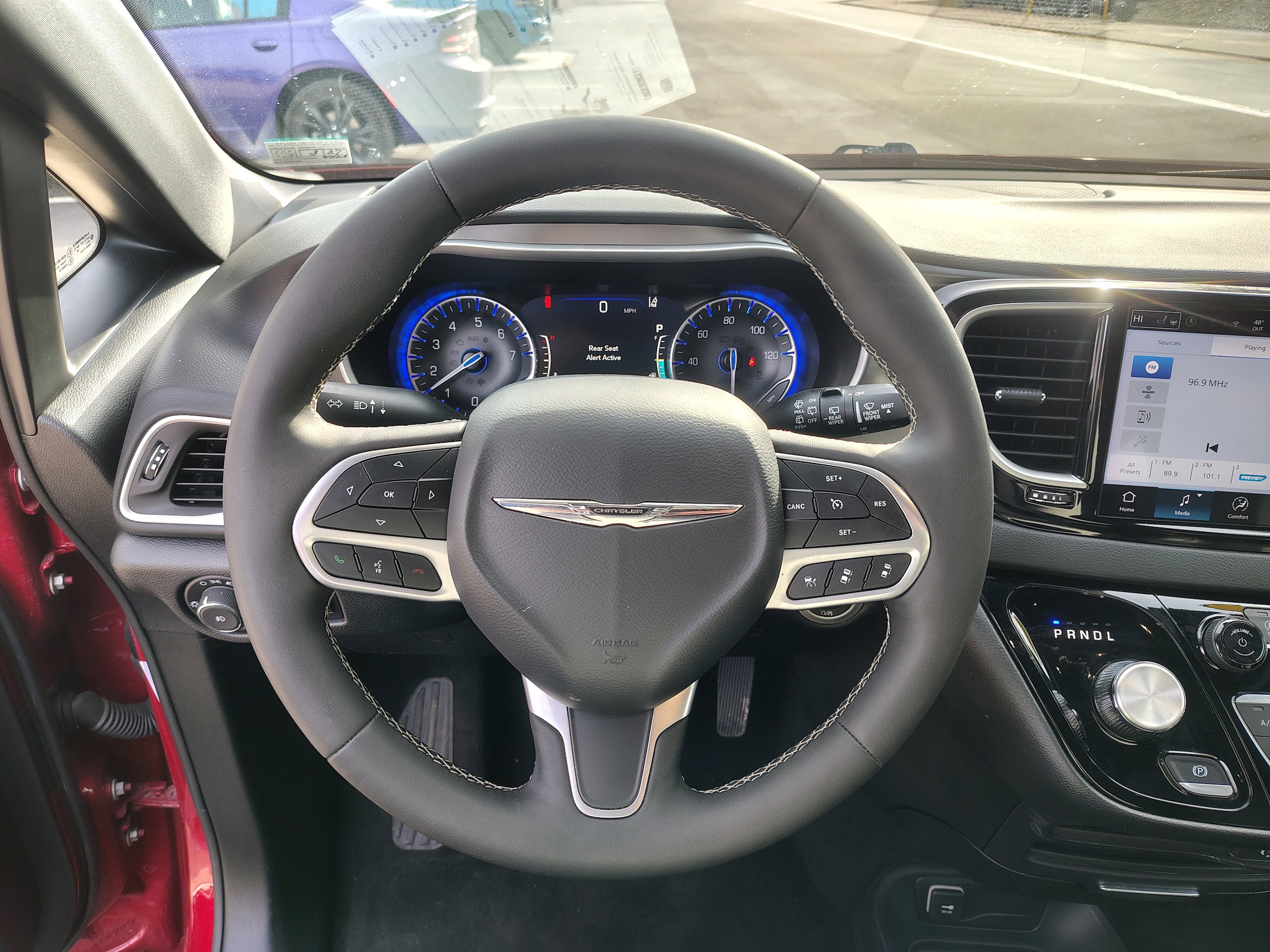 Used 2025 Chrysler Pacifica Select image 30