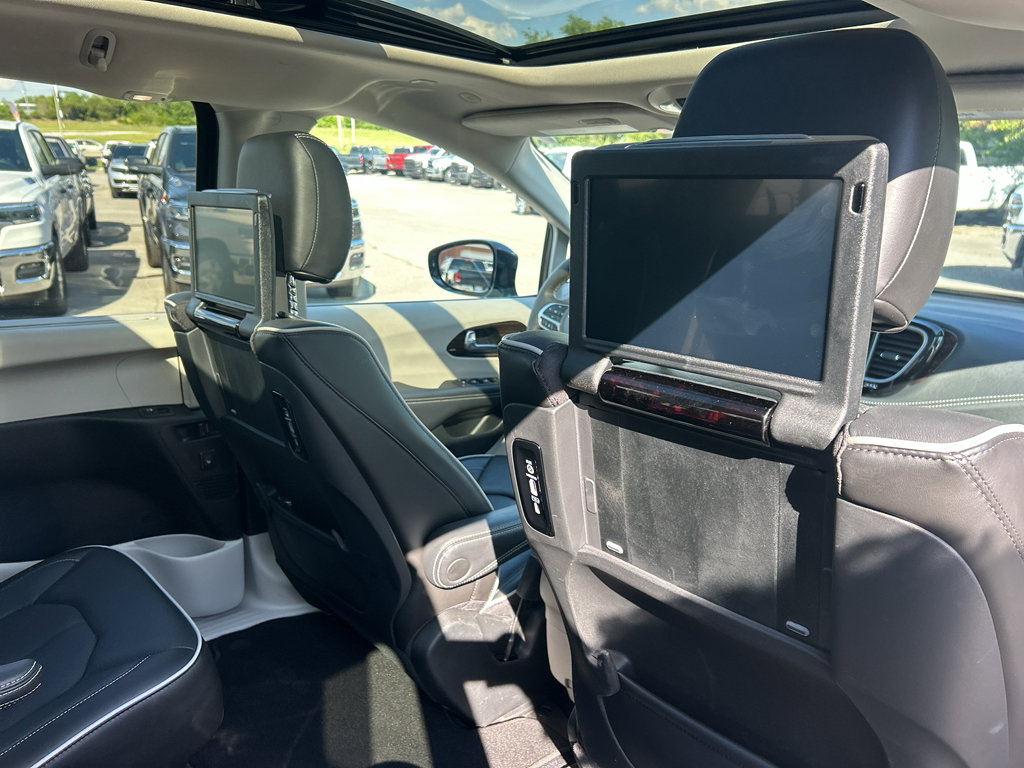 Used 2023 Chrysler Pacifica Limited w/ Uconnect Theater Family Group FWD image 16