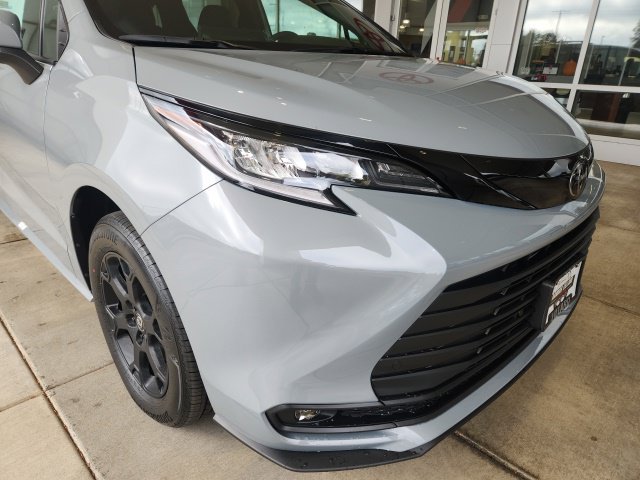New 2026 Toyota Sienna XLE Woodland Edition AWD/4WD image 8