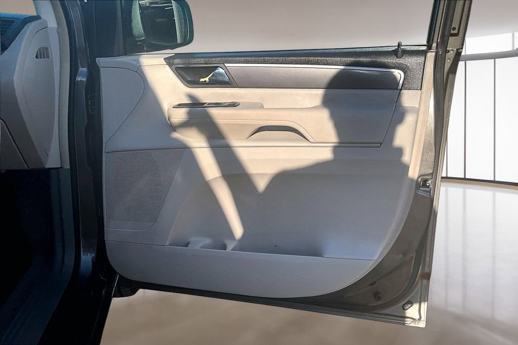 Used 2010 Volkswagen Routan SE FWD image 22