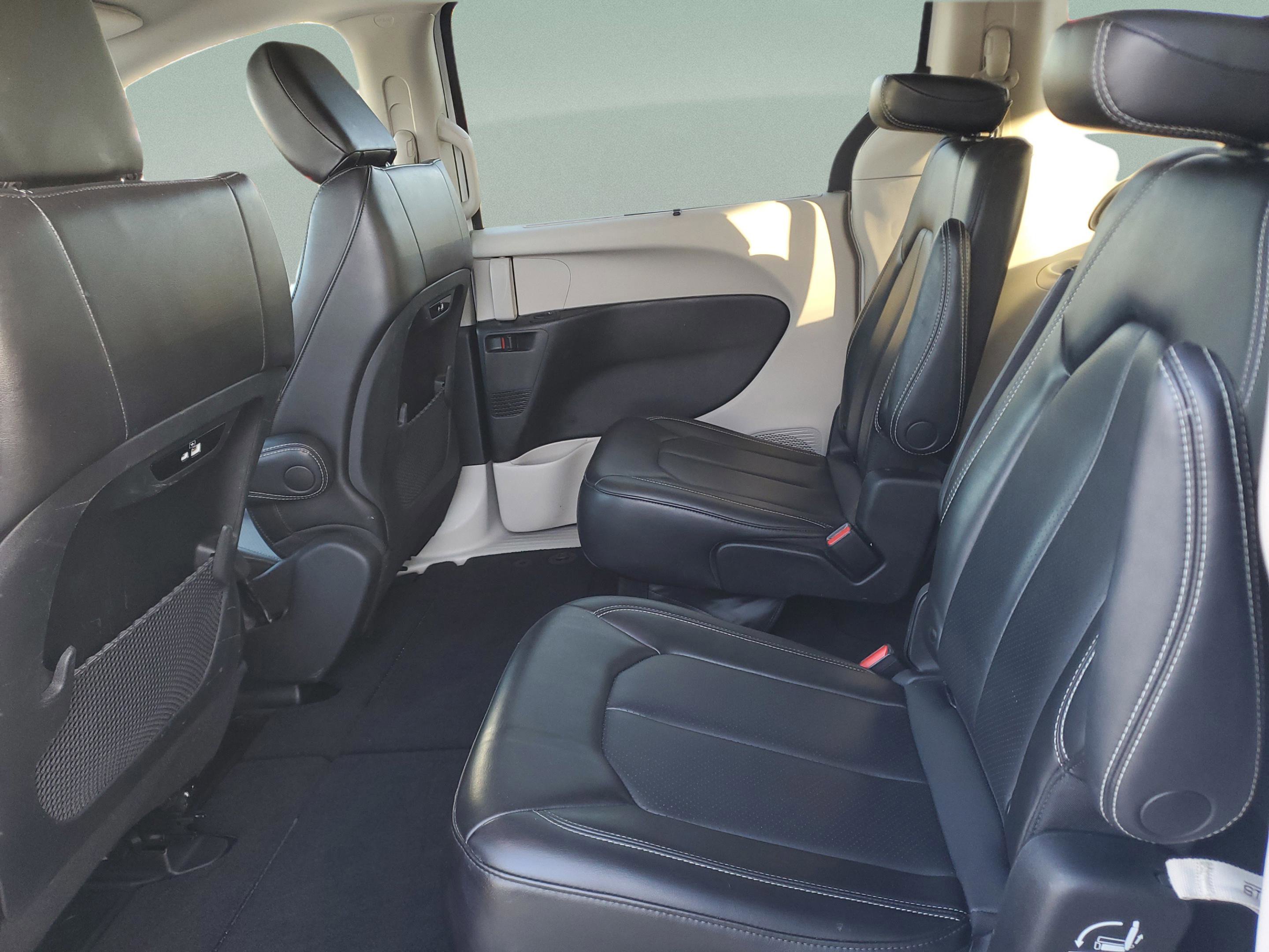 Used 2023 Chrysler Pacifica Touring-L image 11