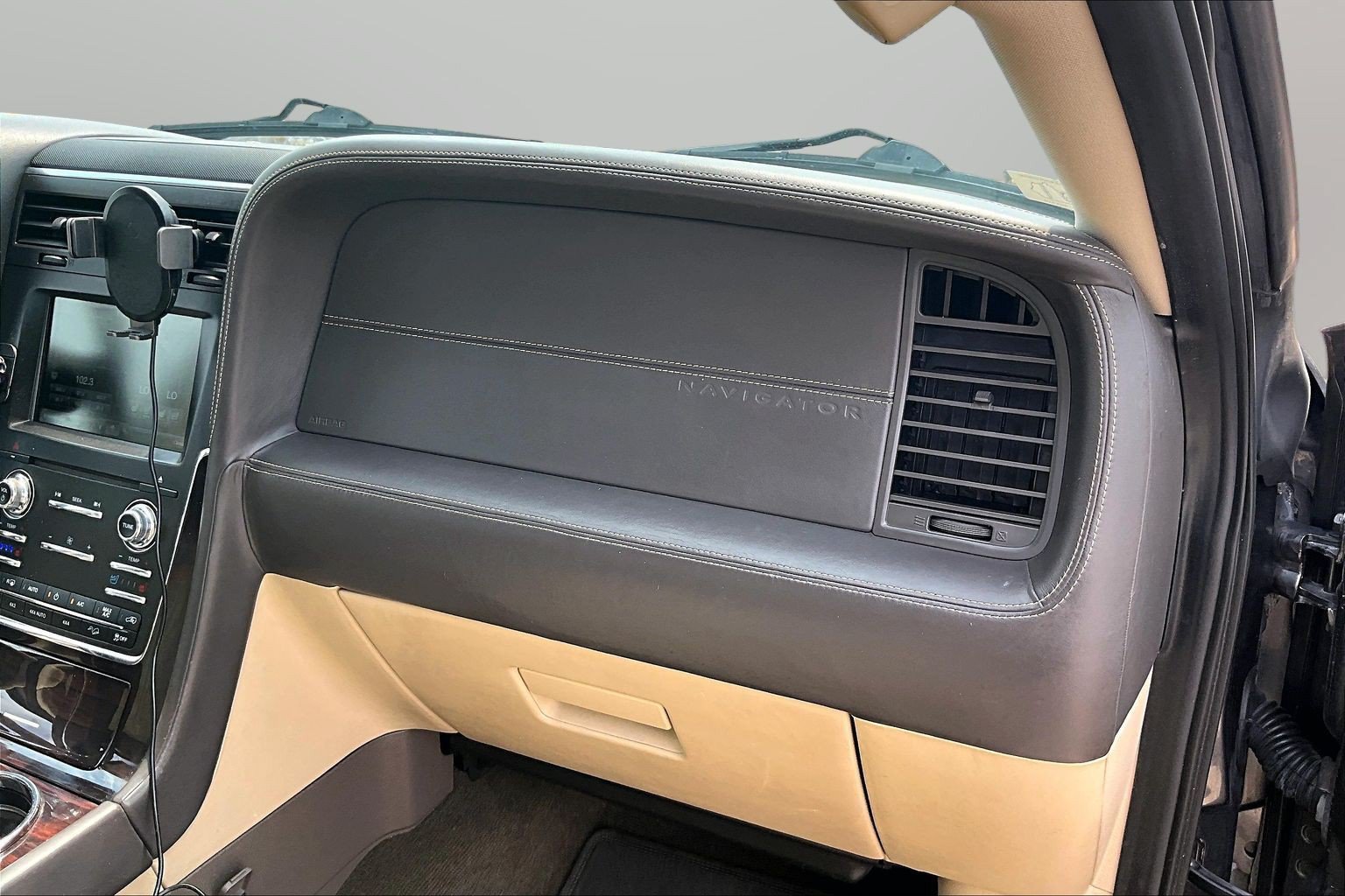 Used 2015 Lincoln Navigator 4WD w/ Equipment Group 101A Reserve image 22