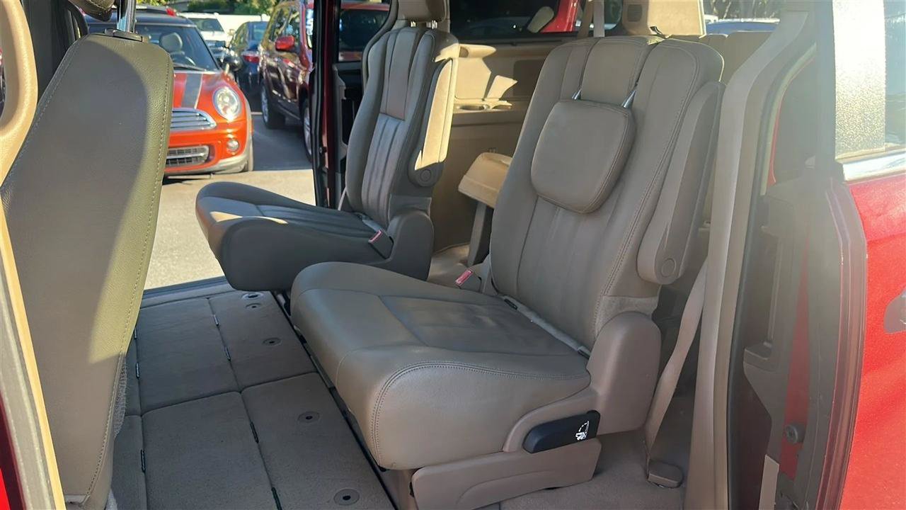 Used 2016 Chrysler Town & Country Touring FWD image 35