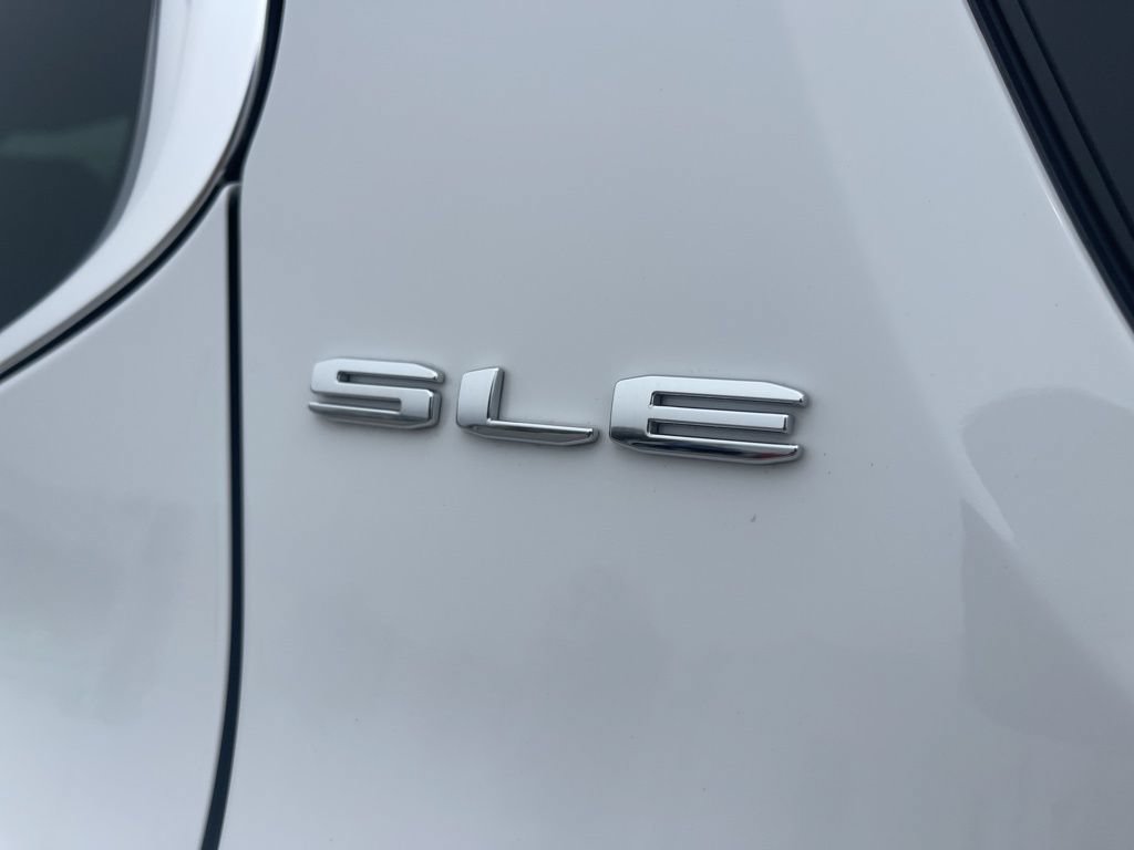 Used 2023 GMC Acadia SLE w/ Driver Convenience Package FWD image 17