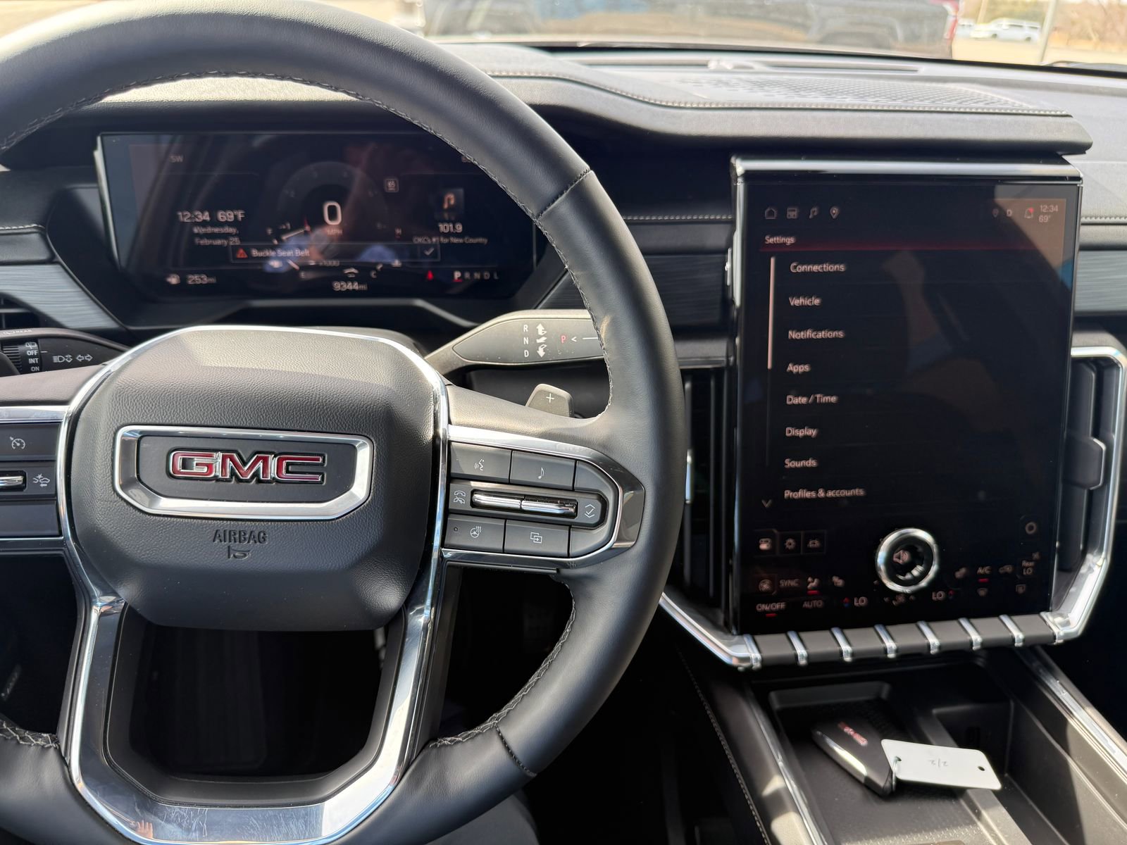 Used 2025 GMC Acadia Elevation image 12