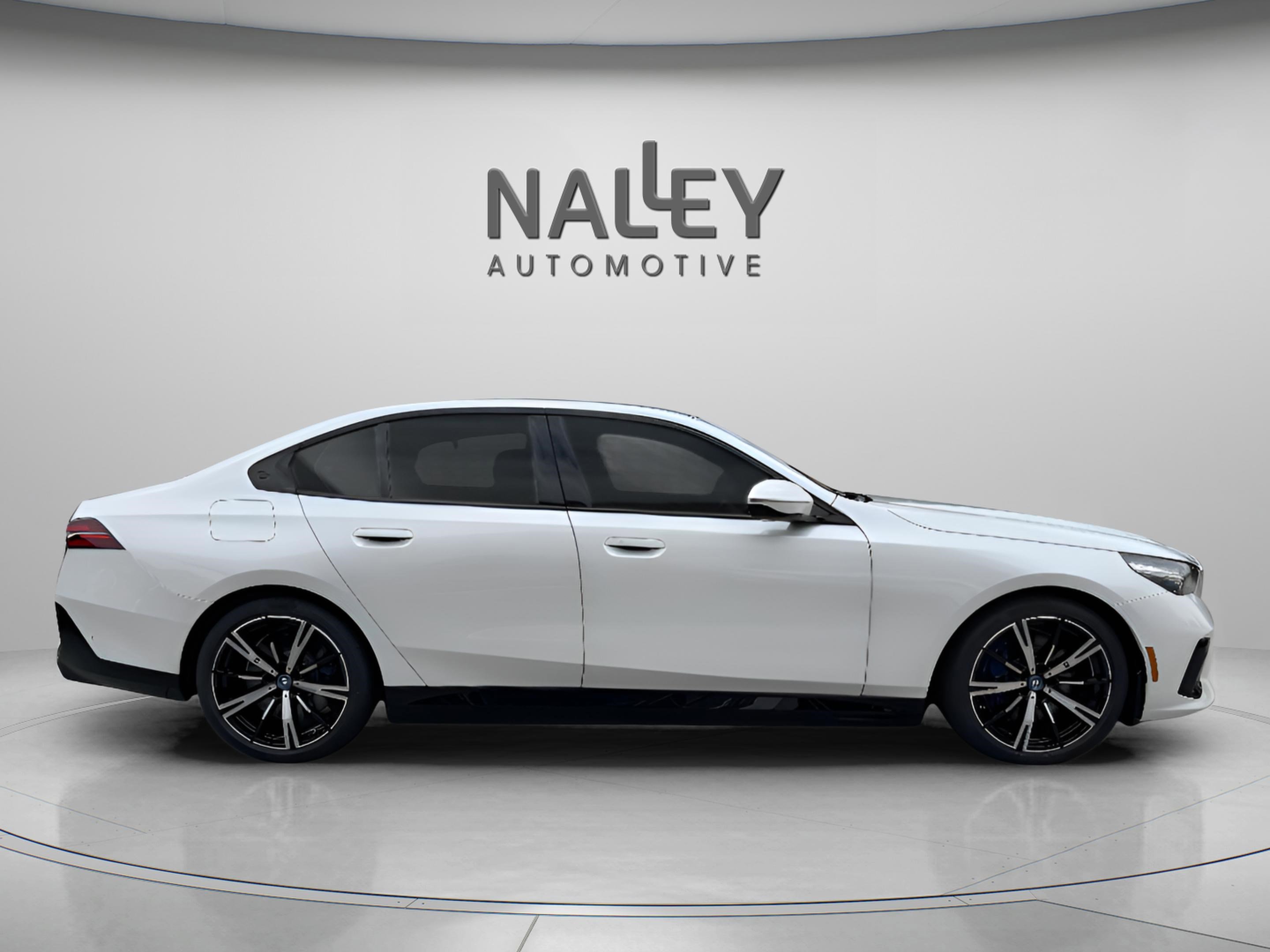 Used 2025 BMW 550e xDrive w/ Premium Package image 4