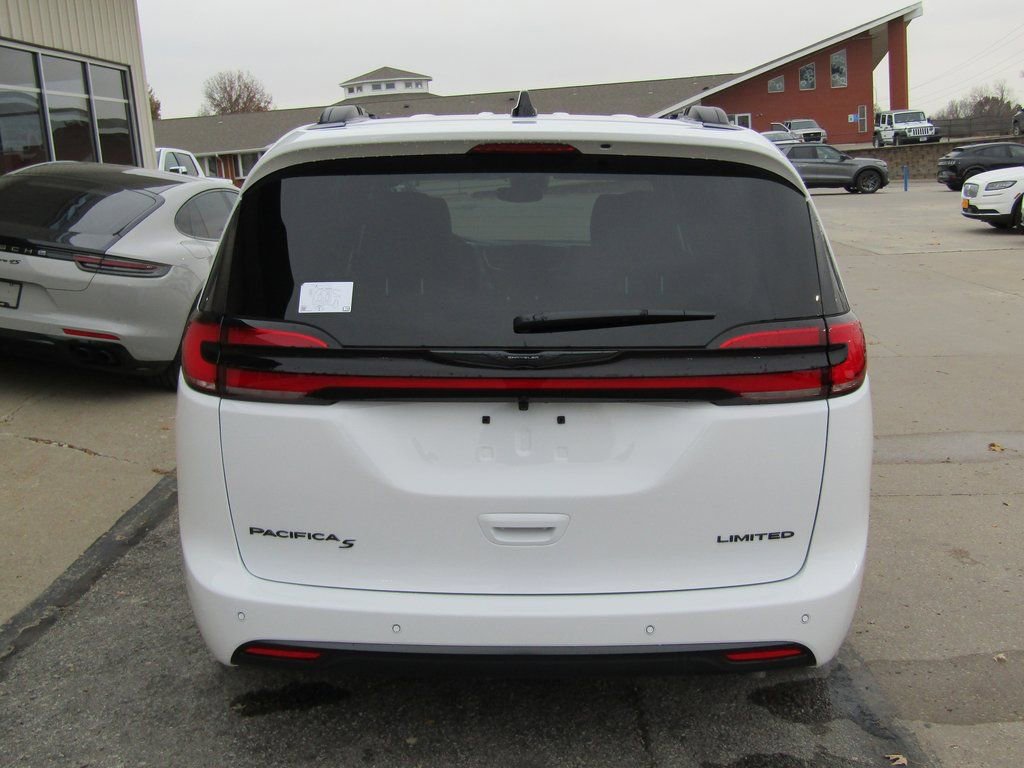 New 2026 Chrysler Pacifica Limited w/ S Appearance Package image 4