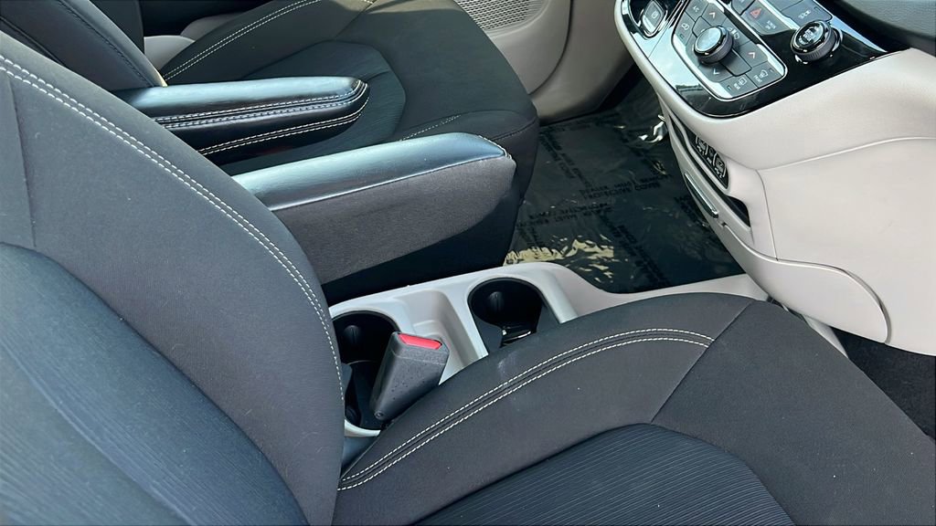 Used 2023 Chrysler Voyager LX image 12