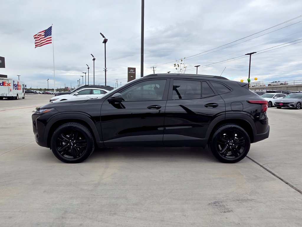 Used 2025 Chevrolet Trax ACTIV w/ Sunroof Package FWD image 3