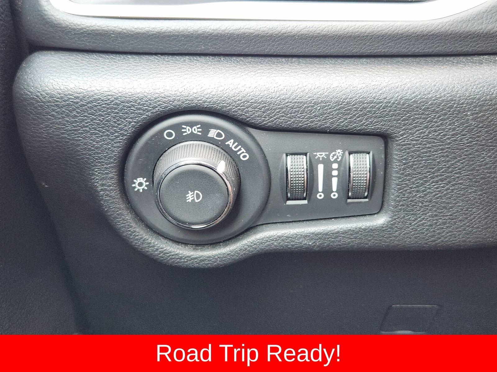 Used 2025 Chrysler Pacifica Select FWD image 30