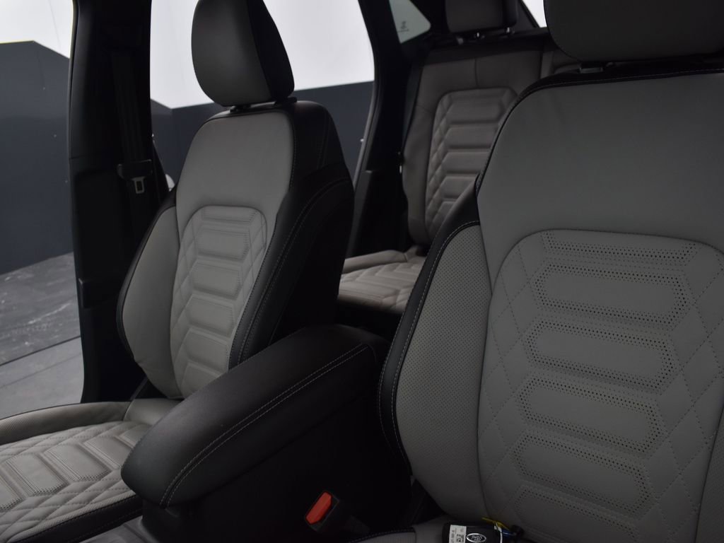 Used 2024 Ford Escape Platinum w/ Premium Technology Package AWD/4WD image 30