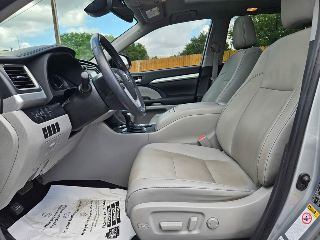 Used 2019 Toyota Highlander XLE FWD image 17