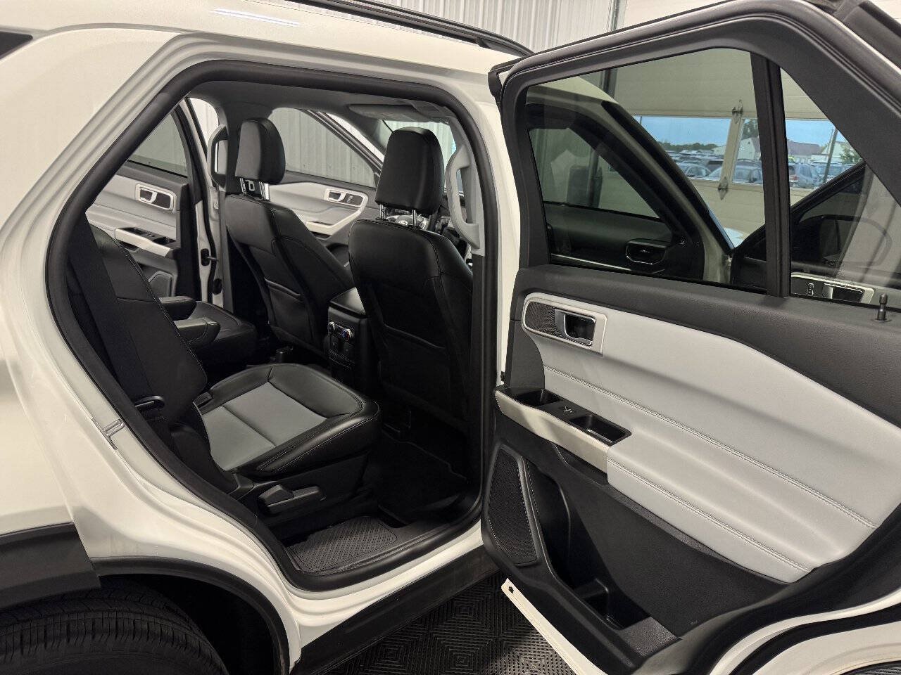 Used 2022 Ford Explorer XLT w/ XLT Sport Appearance Package AWD/4WD image 25