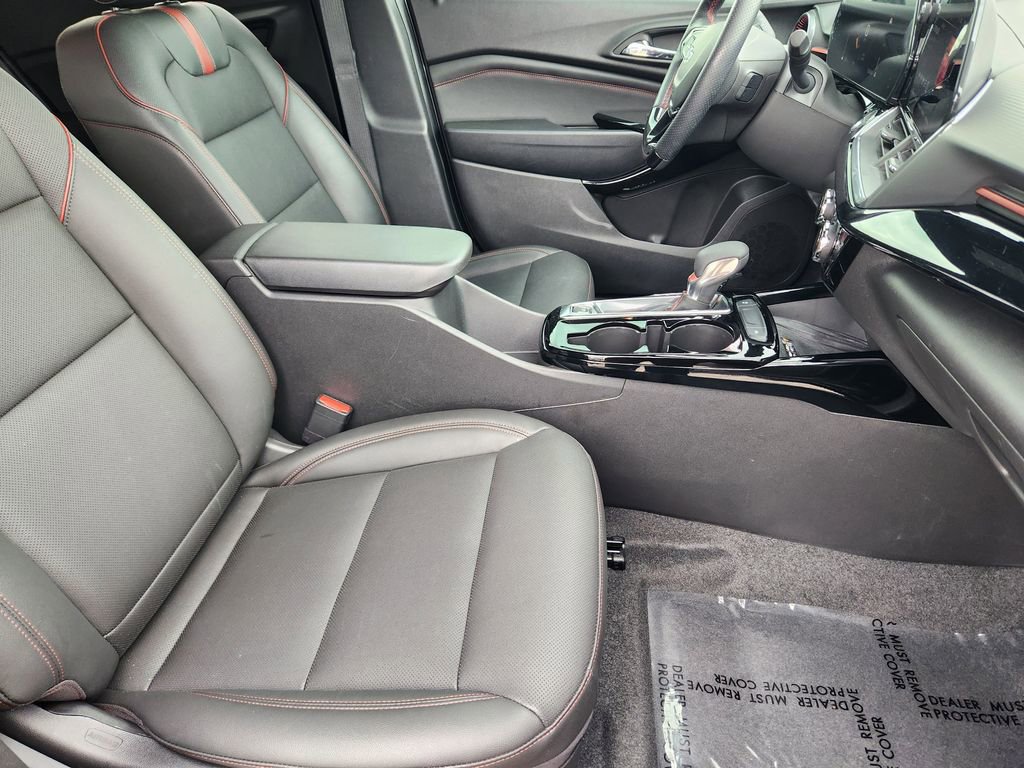 Certified 2025 Chevrolet Trax RS w/ Sunroof Package FWD image 15
