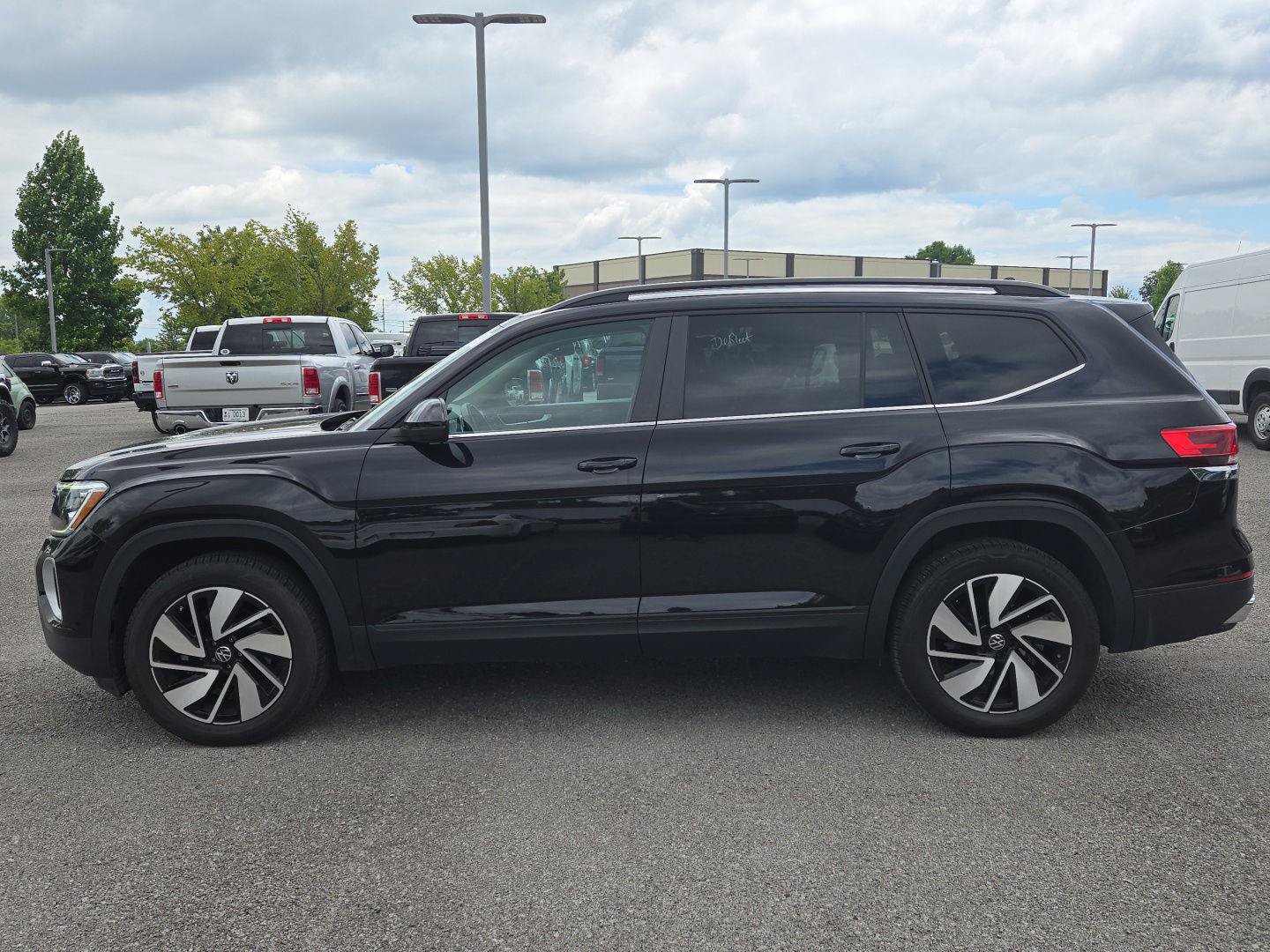 Used 2025 Volkswagen Atlas SE AWD/4WD image 4